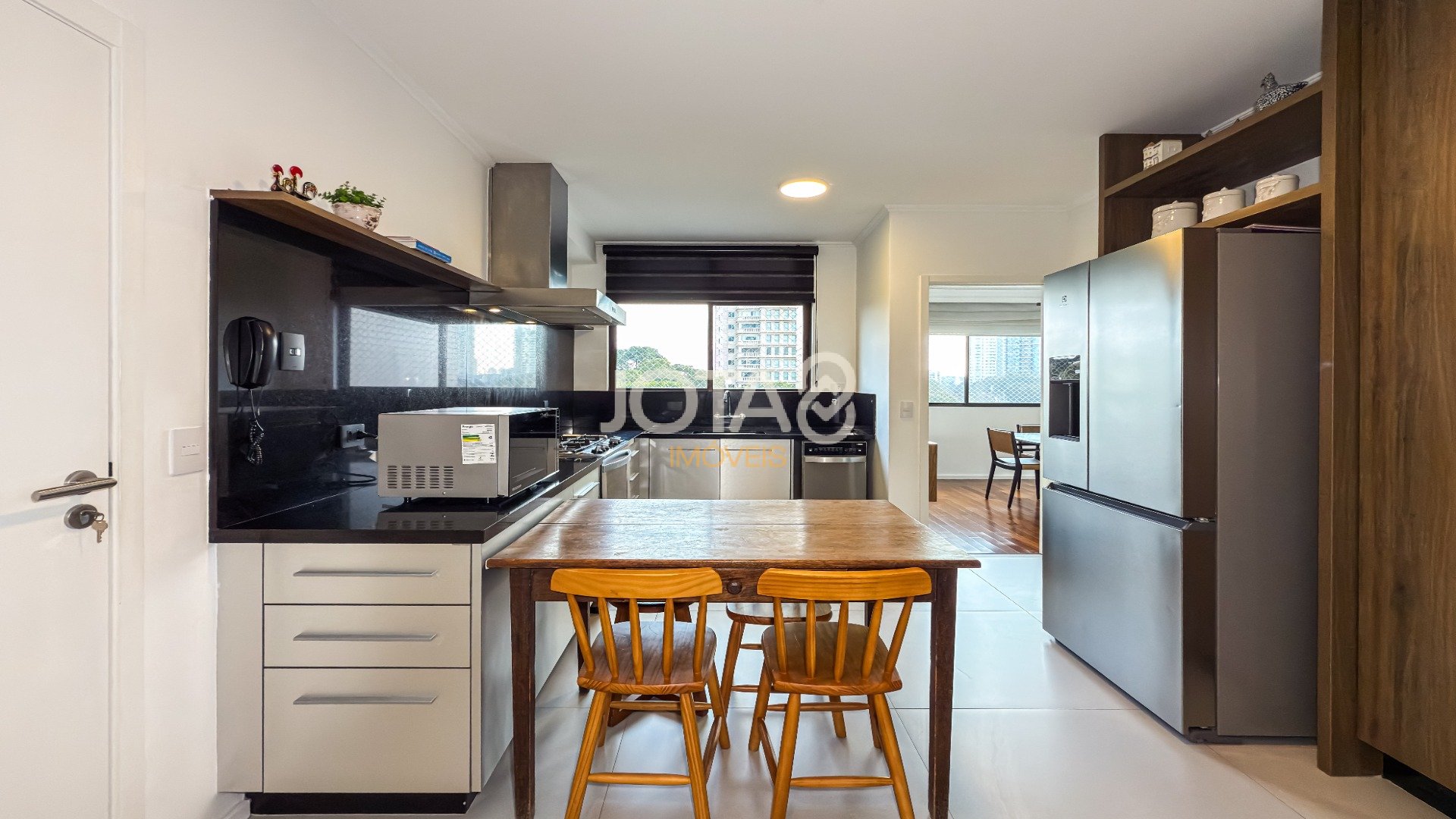 APARTAMENTO REFORMADO COM 3 SUÍTES, ESCRITÓRIO E 4 VAGAS NO ECOVILLE