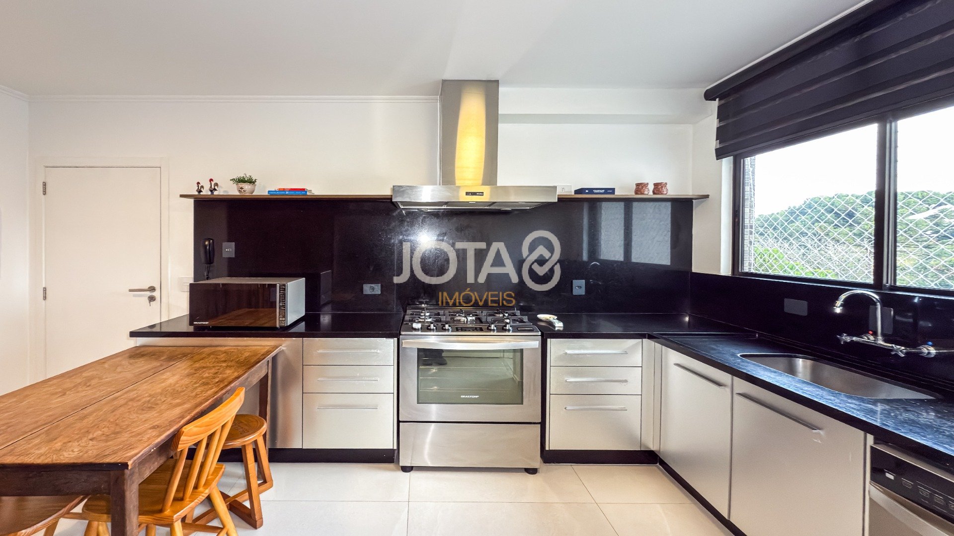 APARTAMENTO REFORMADO COM 3 SUÍTES, ESCRITÓRIO E 4 VAGAS NO ECOVILLE