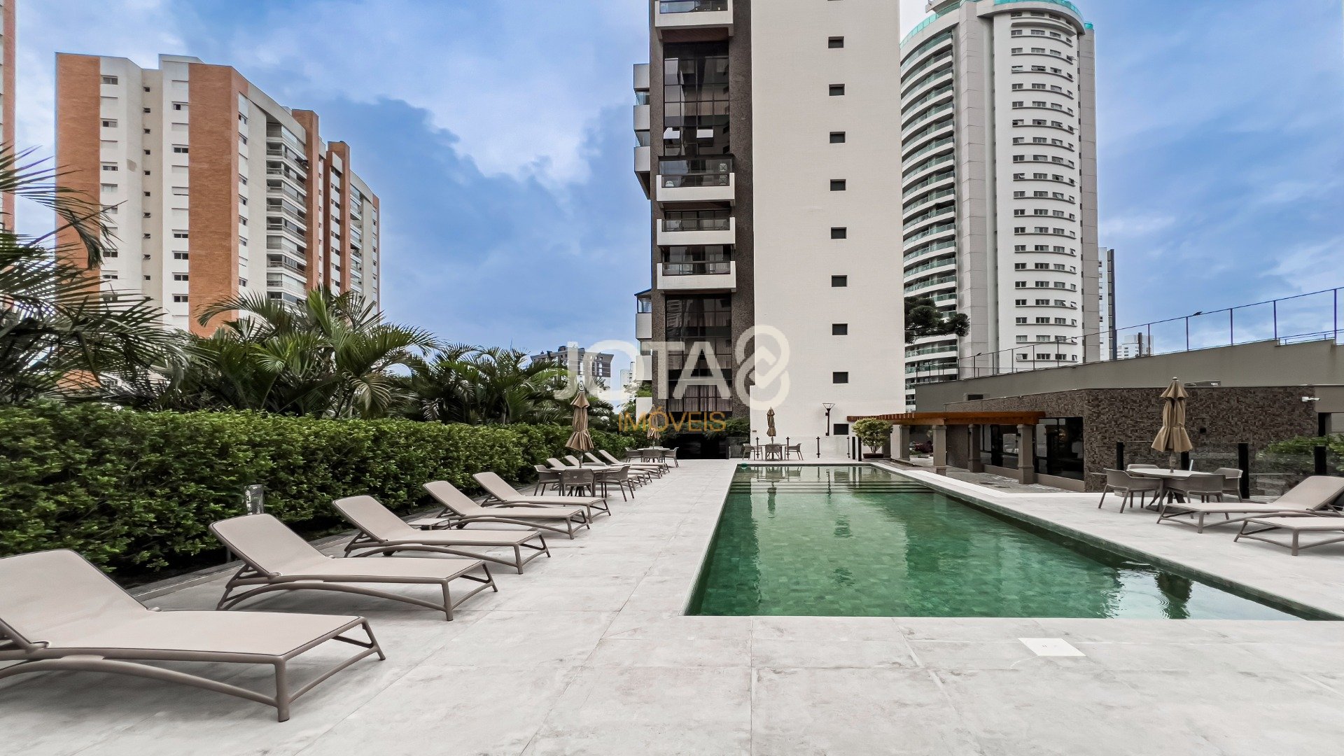 APARTAMENTO REFORMADO COM 3 SUÍTES, ESCRITÓRIO E 4 VAGAS NO ECOVILLE