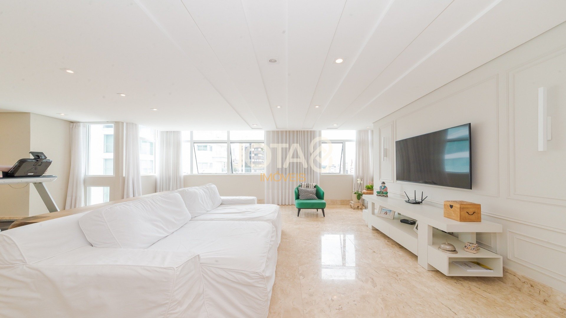APARTAMENTO COM 3 SUÍTES NO BATEL