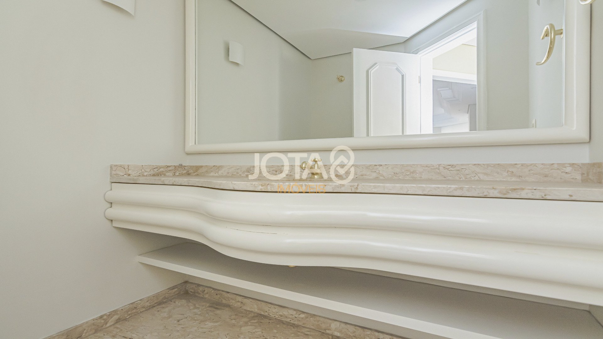APARTAMENTO COM 4 QUARTOS NO BATEL