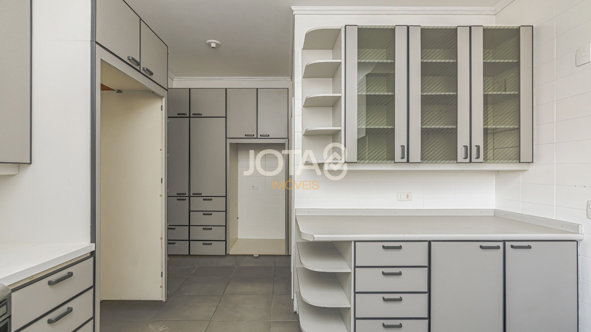 APARTAMENTO COM 4 QUARTOS NO BATEL