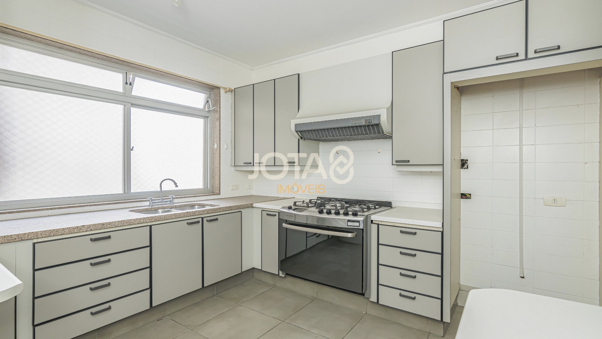 APARTAMENTO COM 4 QUARTOS NO BATEL