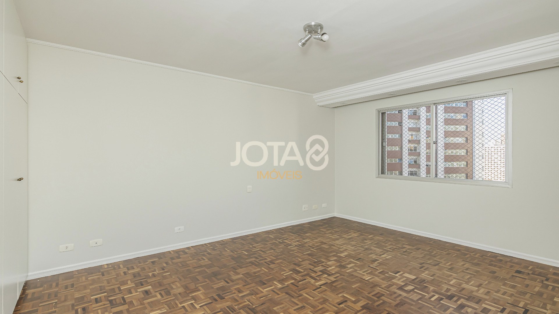 APARTAMENTO COM 4 QUARTOS NO BATEL