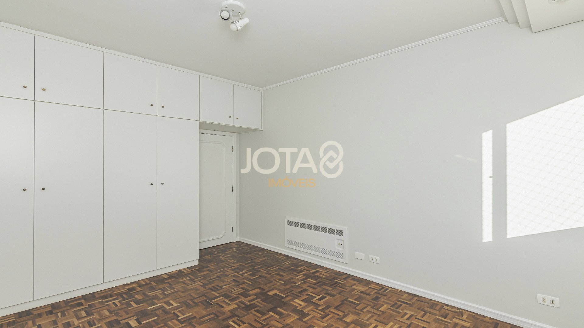 APARTAMENTO COM 4 QUARTOS NO BATEL