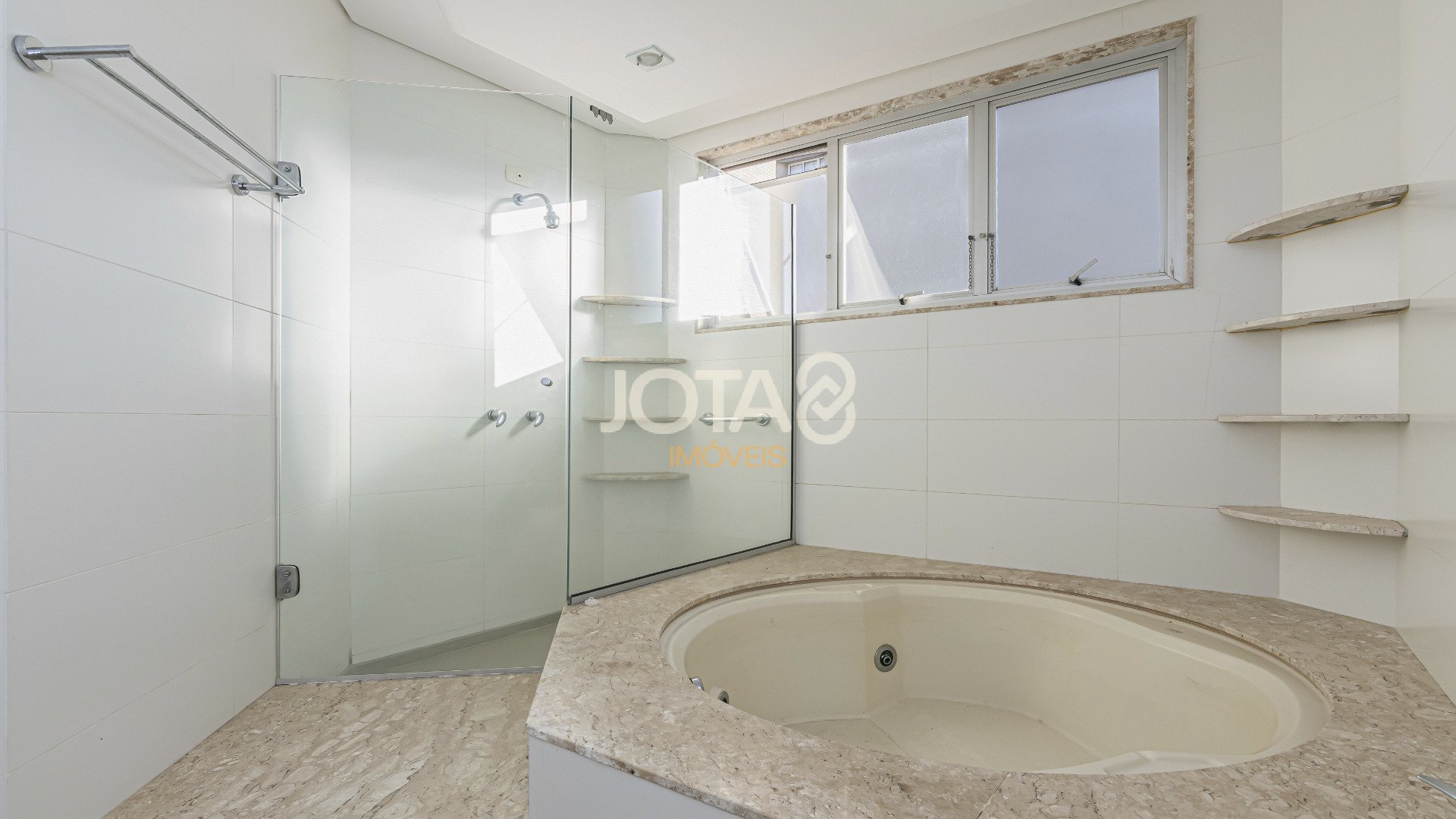 APARTAMENTO COM 4 QUARTOS NO BATEL