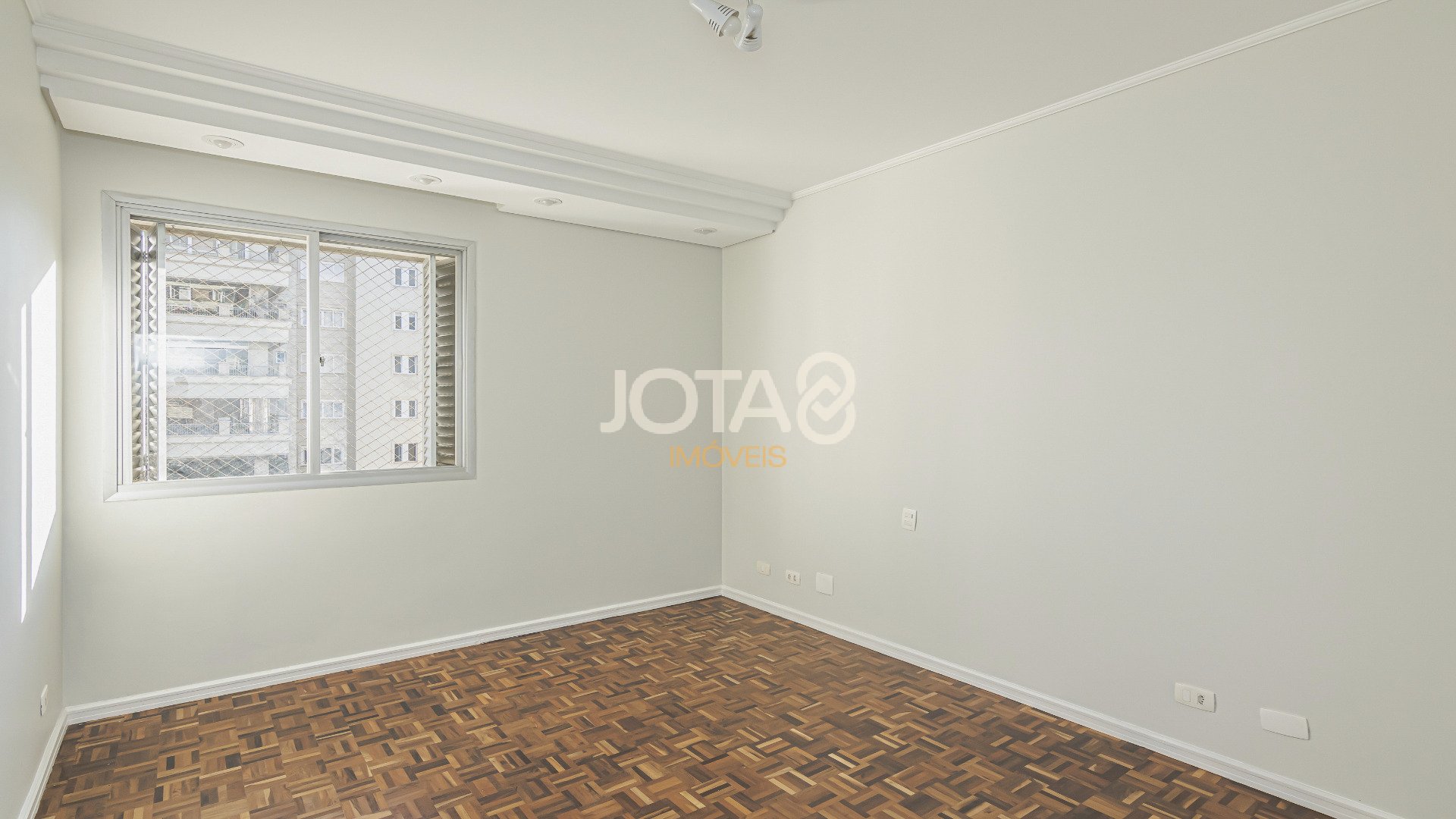 APARTAMENTO COM 4 QUARTOS NO BATEL
