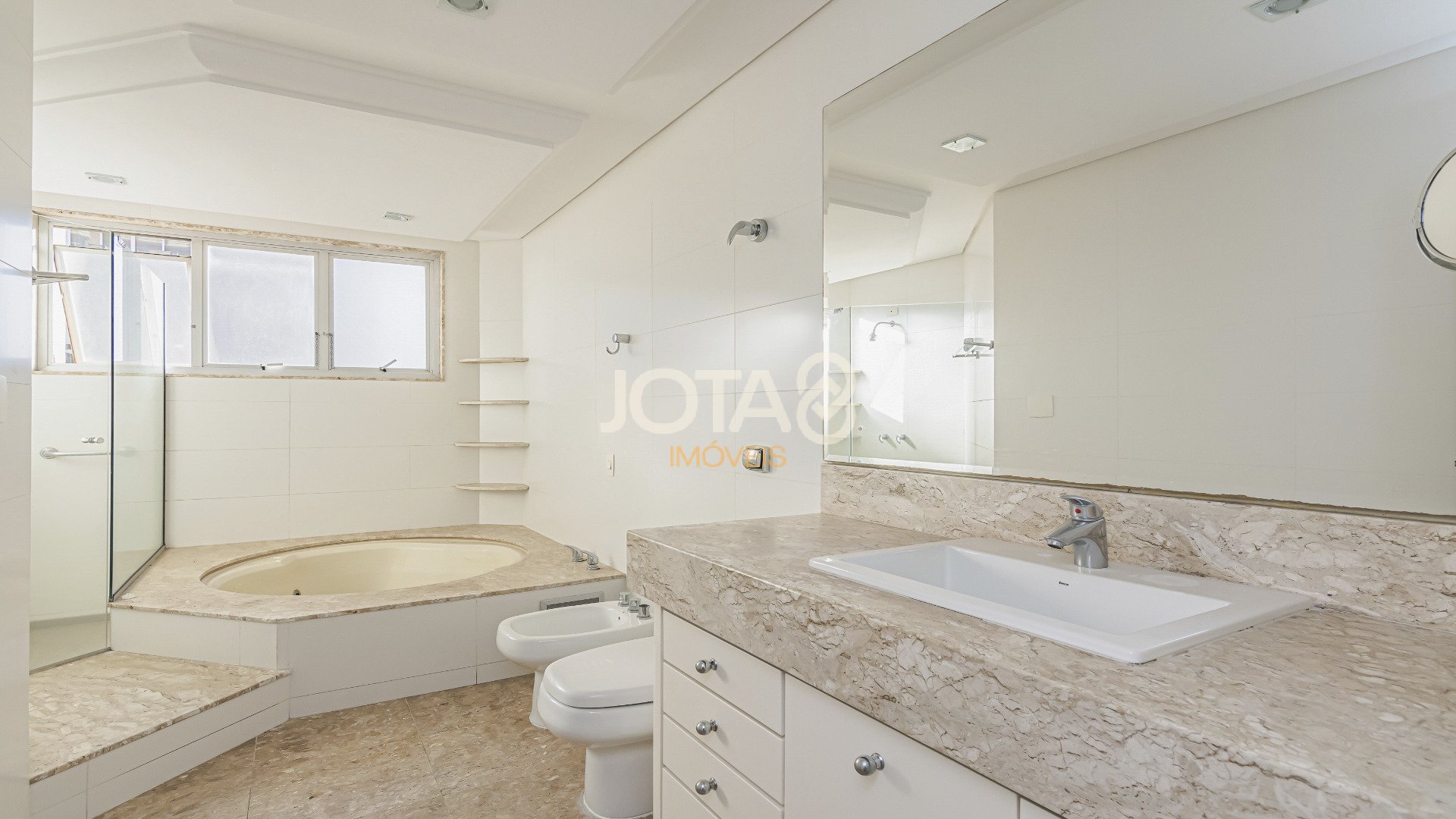 APARTAMENTO COM 4 QUARTOS NO BATEL
