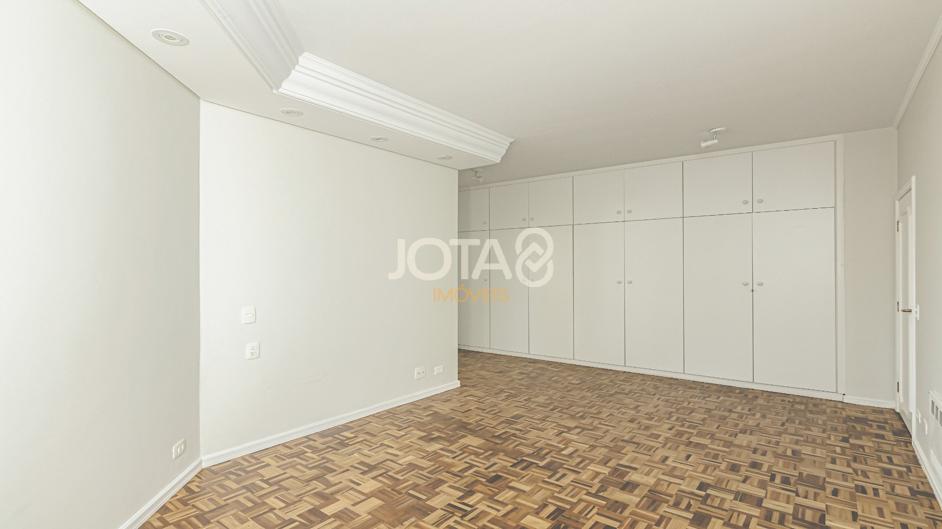 APARTAMENTO COM 4 QUARTOS NO BATEL
