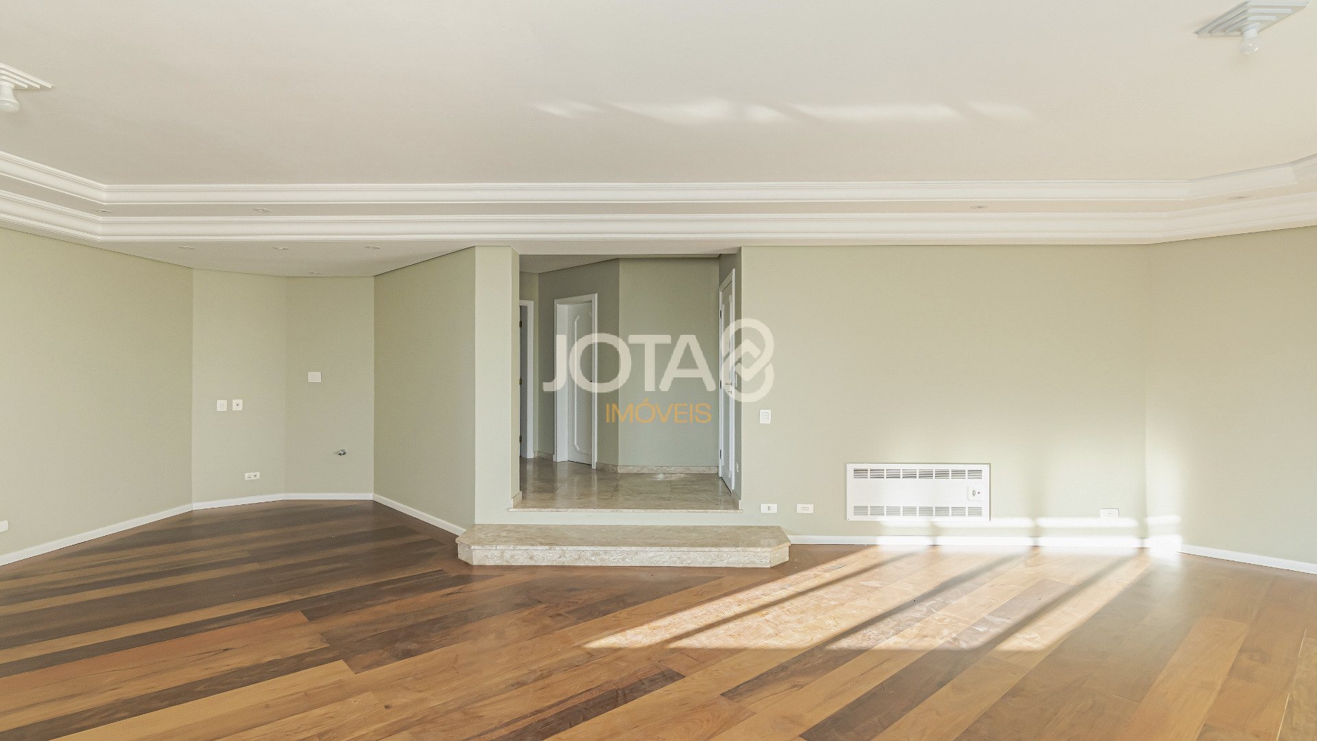 APARTAMENTO COM 4 QUARTOS NO BATEL