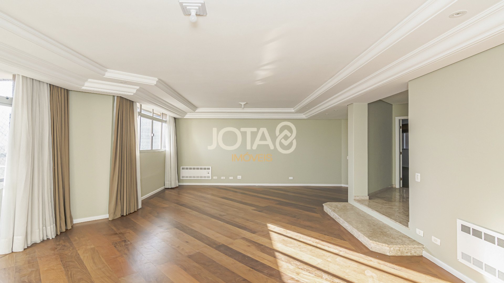 APARTAMENTO COM 4 QUARTOS NO BATEL