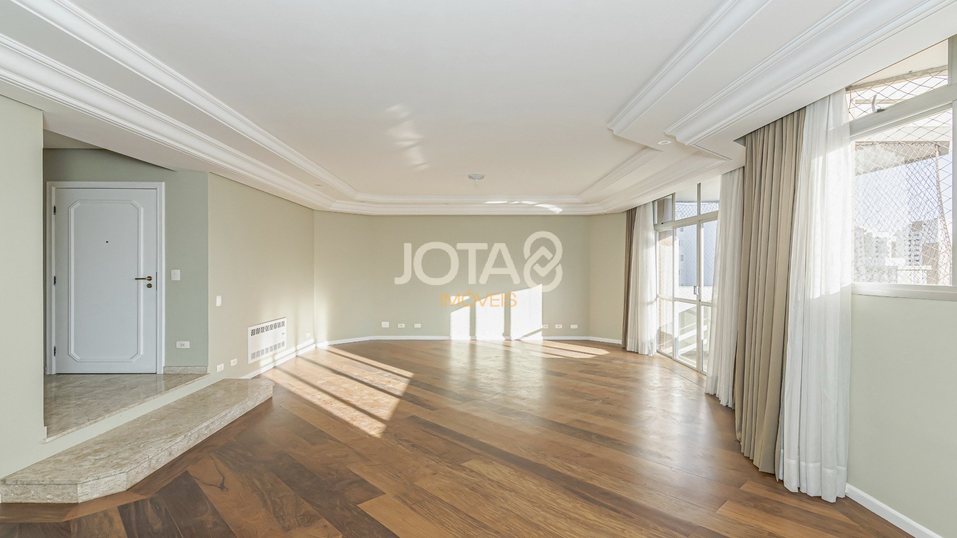 APARTAMENTO COM 4 QUARTOS NO BATEL
