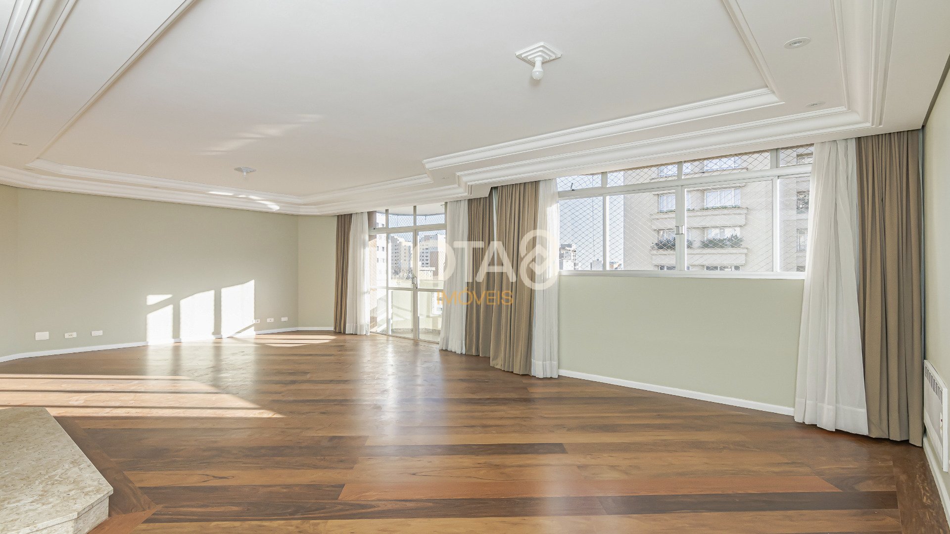 APARTAMENTO COM 4 QUARTOS NO BATEL