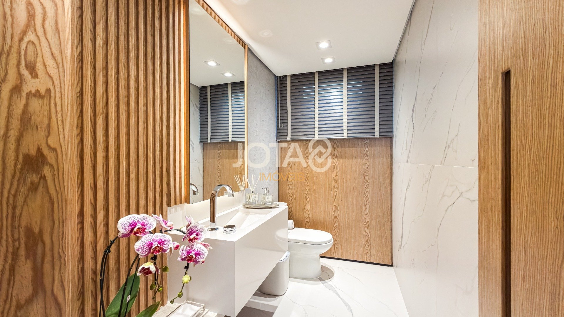 APTO LUXUOSO,  MOBILIADO, ANDAR ALTO