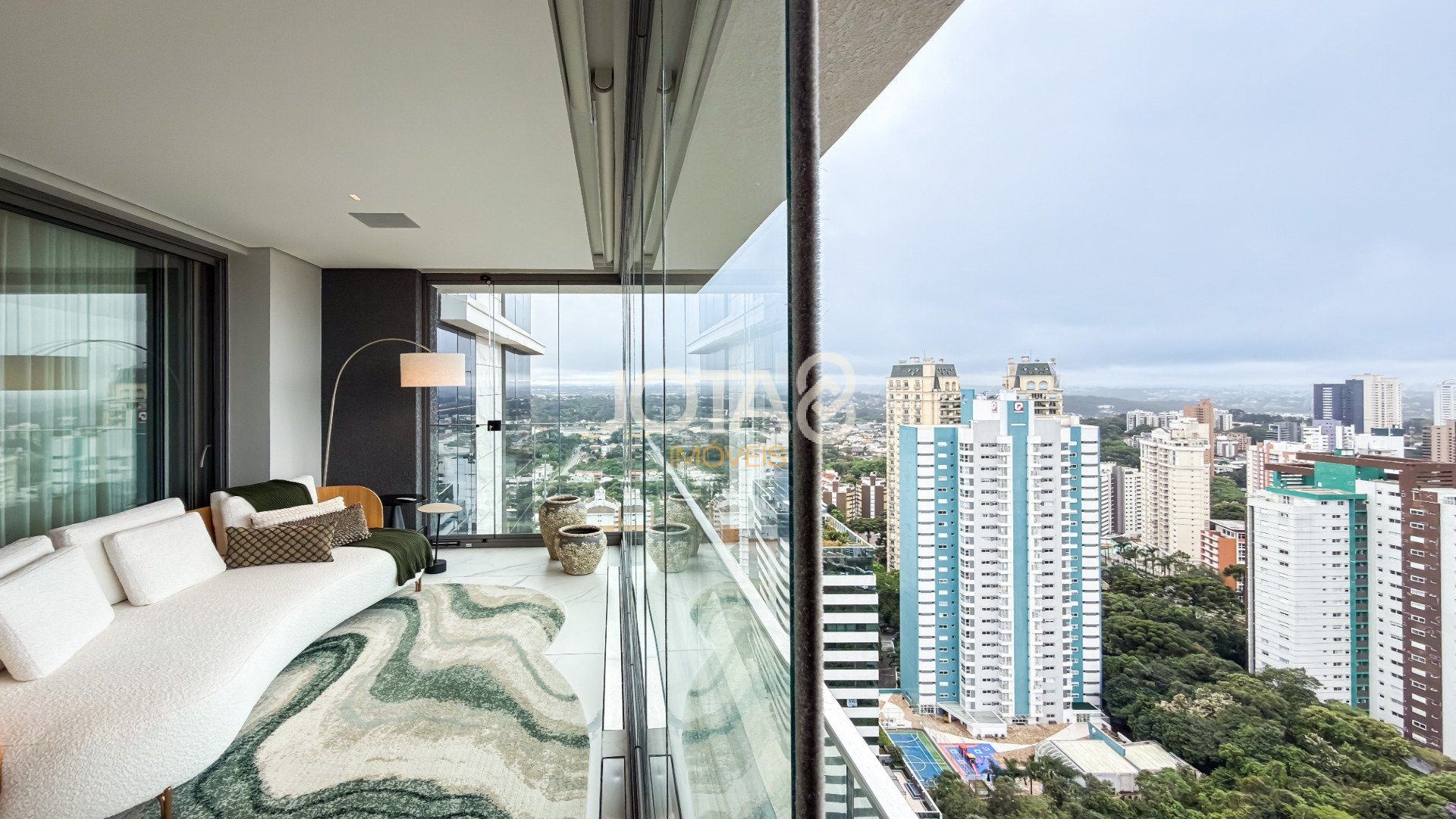 APTO LUXUOSO,  MOBILIADO, ANDAR ALTO
