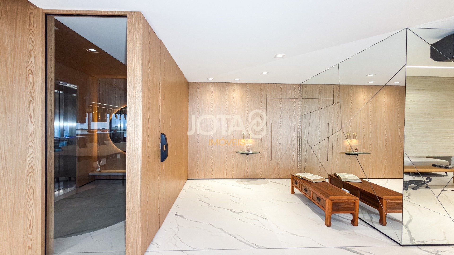 APTO LUXUOSO,  MOBILIADO, ANDAR ALTO