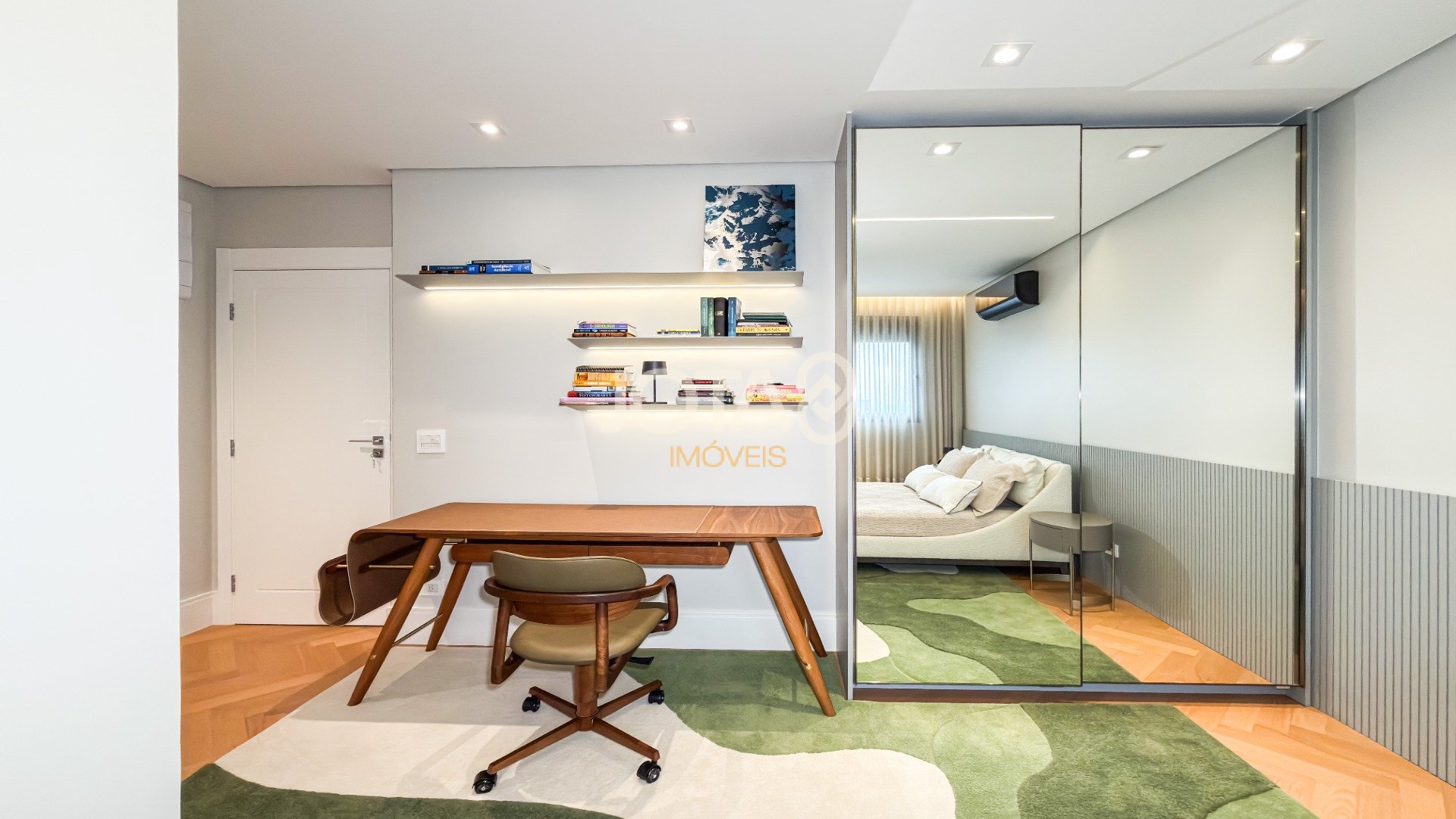 APTO LUXUOSO,  MOBILIADO, ANDAR ALTO