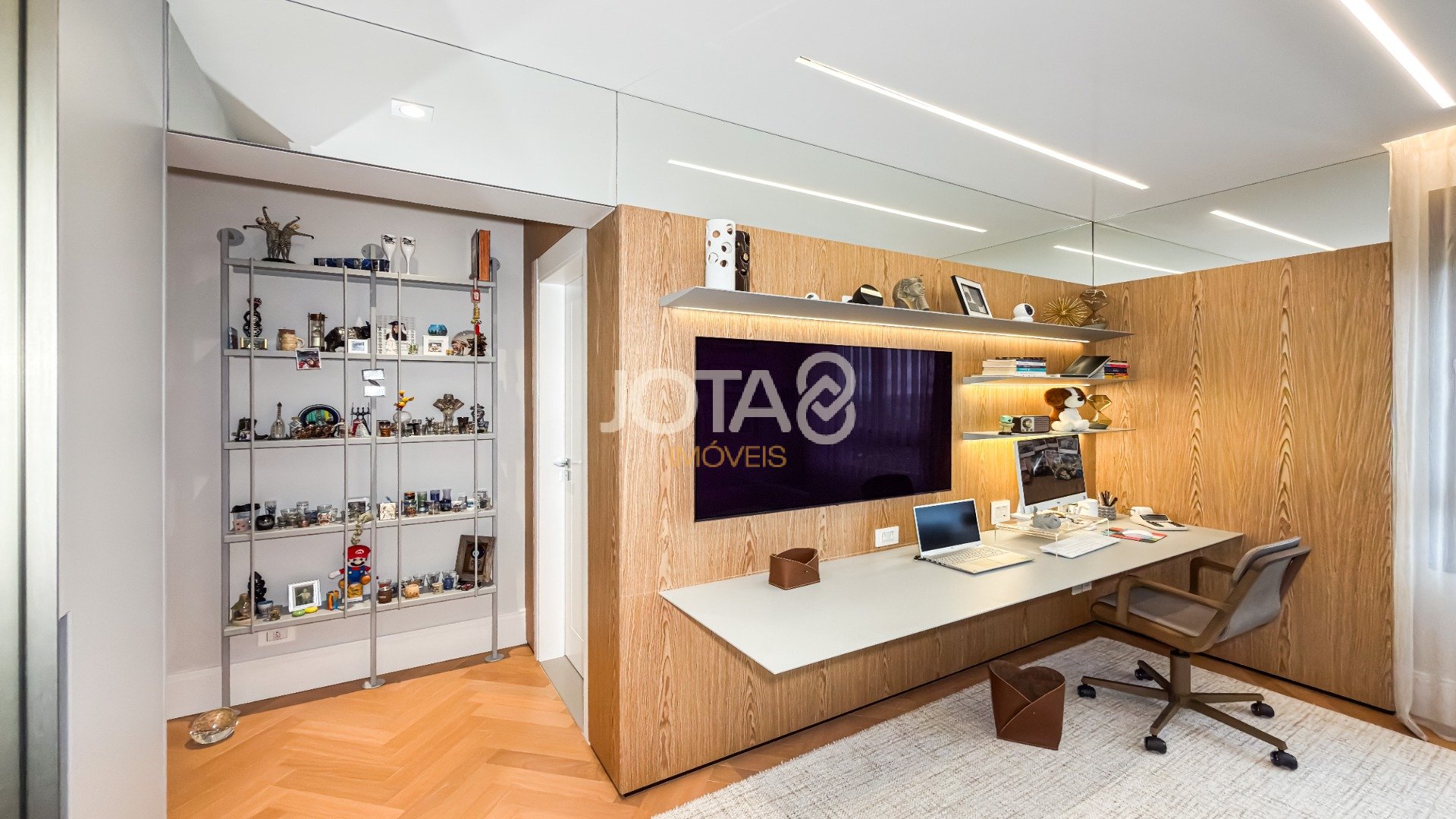 APTO LUXUOSO,  MOBILIADO, ANDAR ALTO