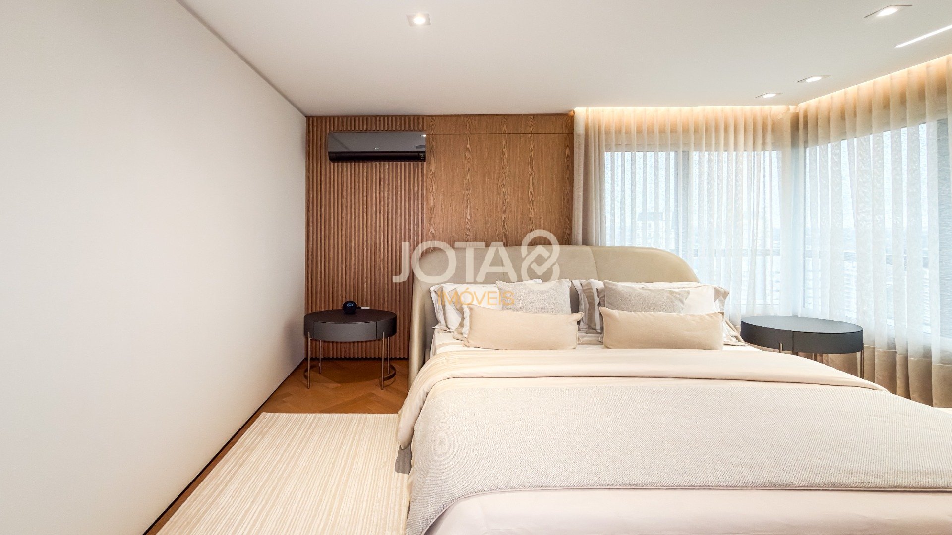 APTO LUXUOSO,  MOBILIADO, ANDAR ALTO