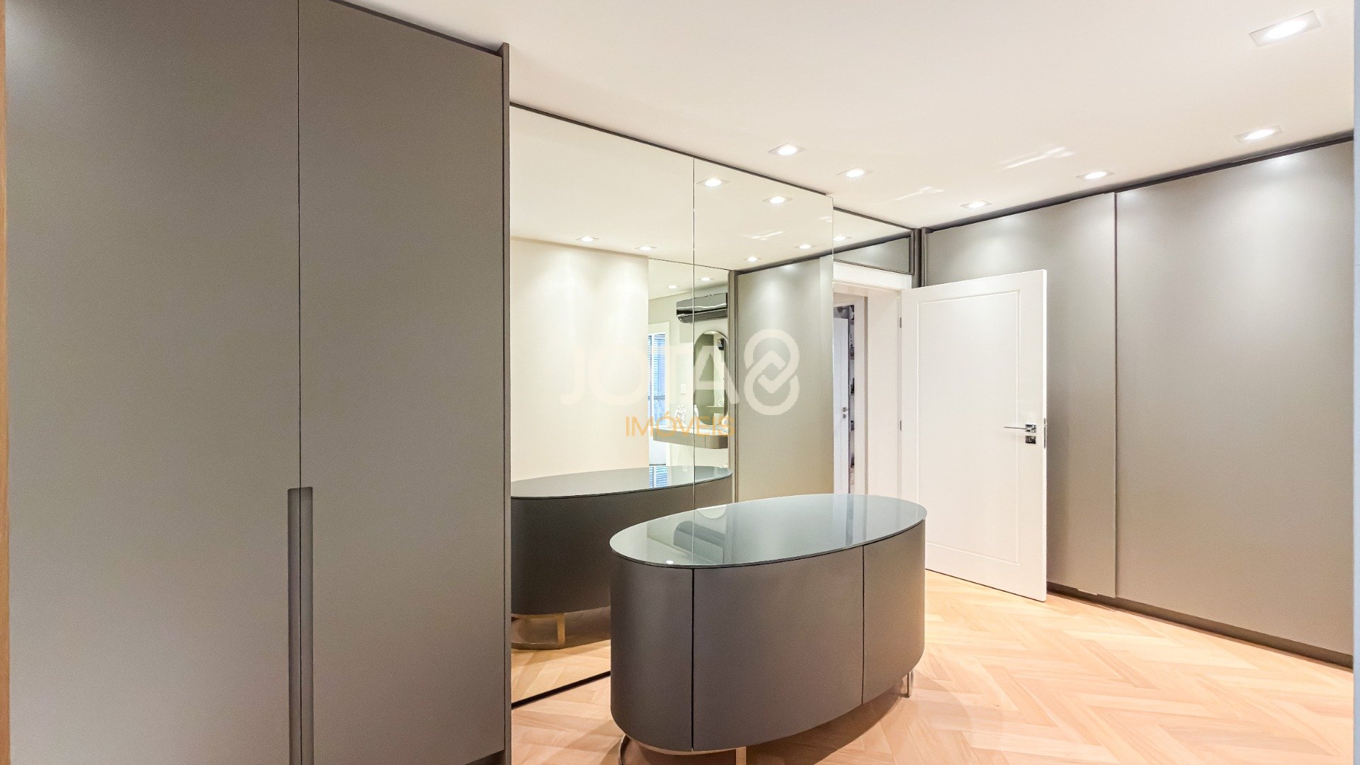 APTO LUXUOSO,  MOBILIADO, ANDAR ALTO