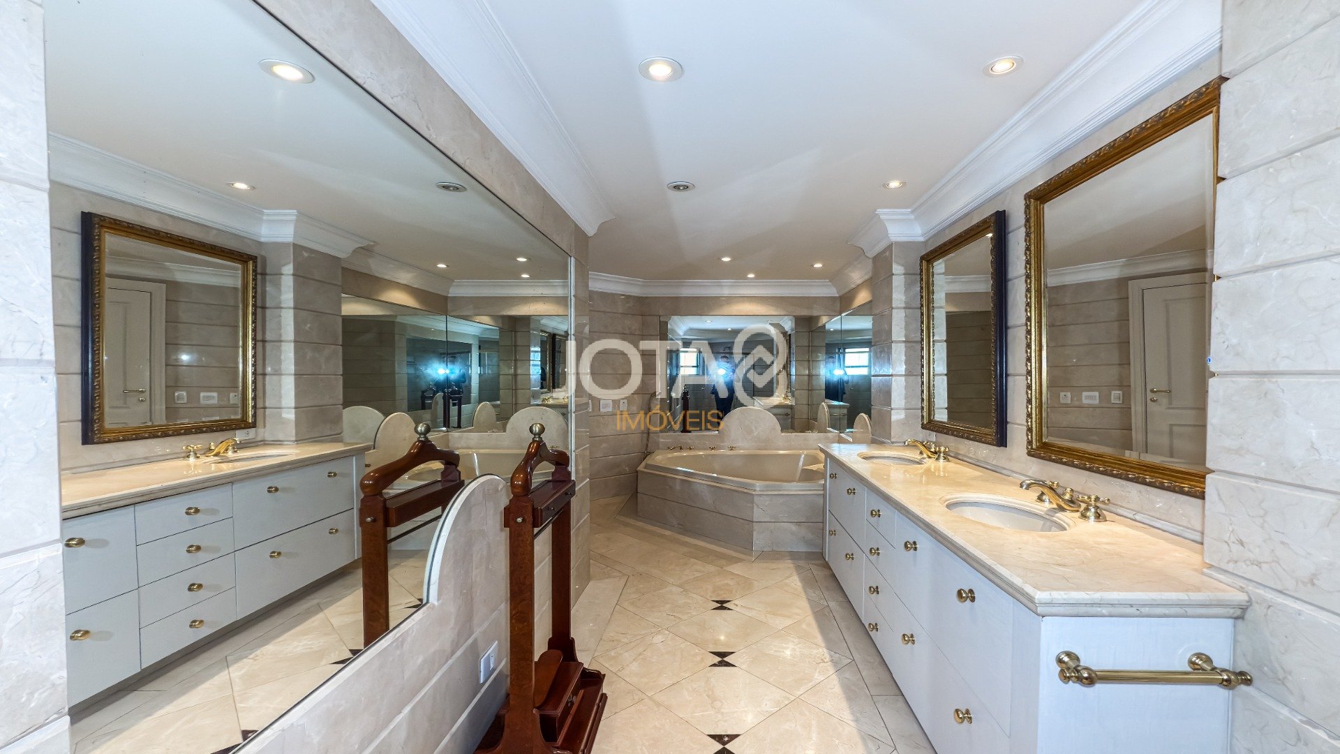 APARTAMENTO MOBILIADO 05 QUARTOS  NO BATEL