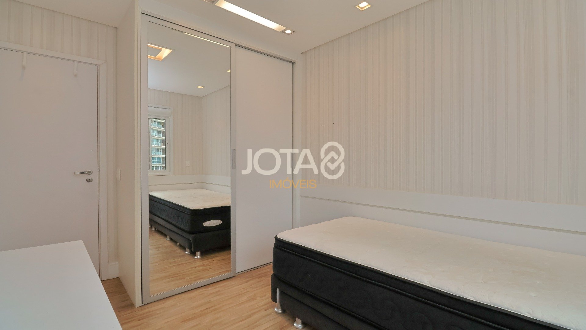 APARTAMENTO COM 4 DORMITÓRIOS NO ECOVILLE