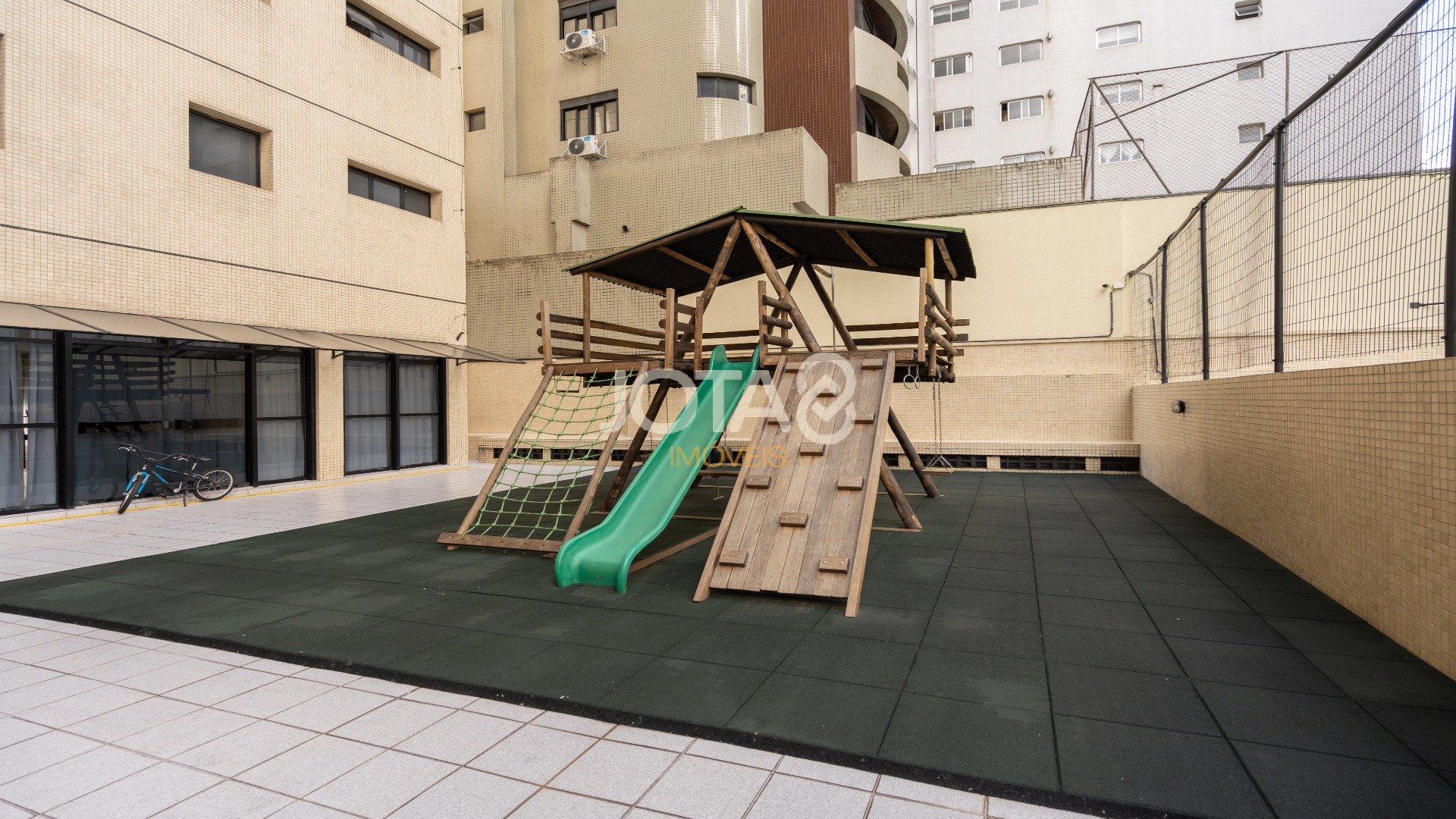 SOFISTICADO E ENSOLARADO APARTAMENTO  NO BATEL