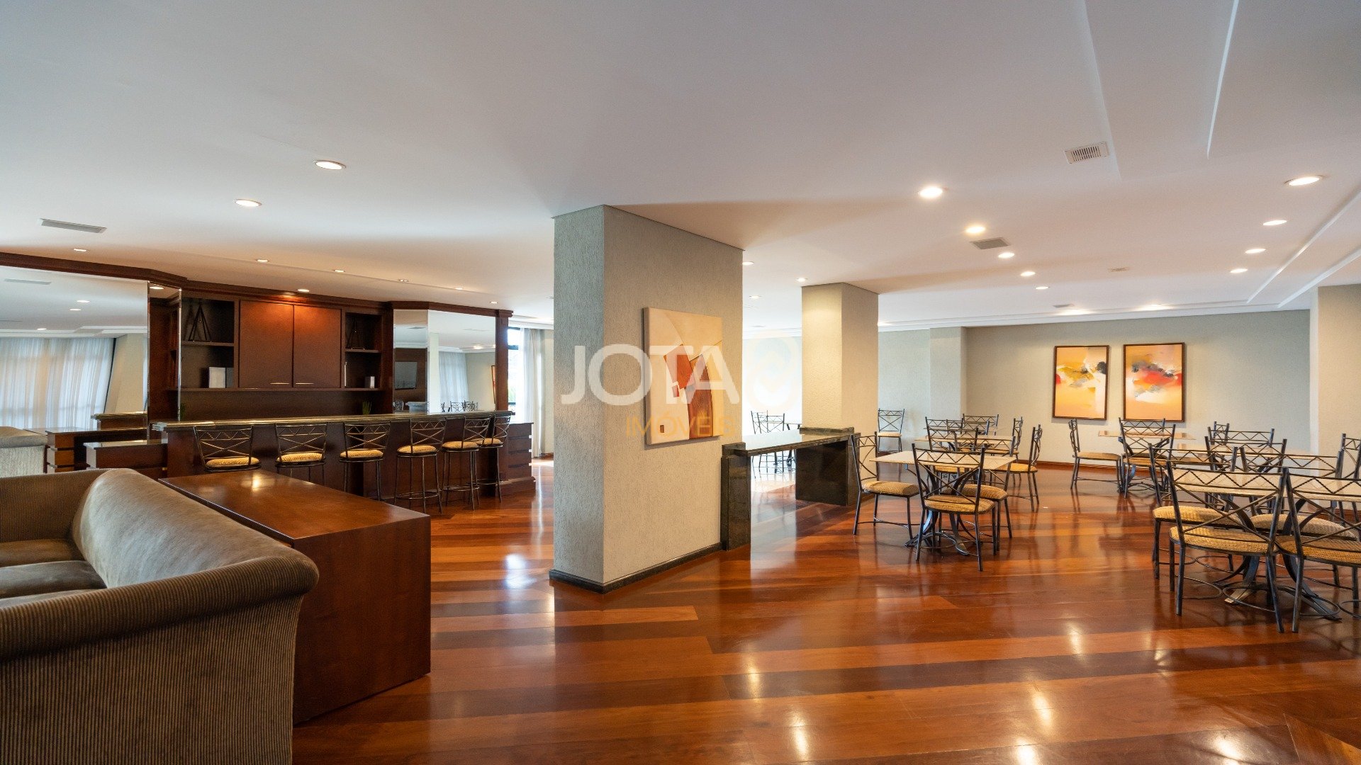 SOFISTICADO E ENSOLARADO APARTAMENTO  NO BATEL