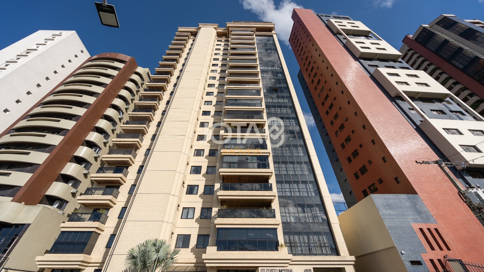 SOFISTICADO E ENSOLARADO APARTAMENTO  NO BATEL