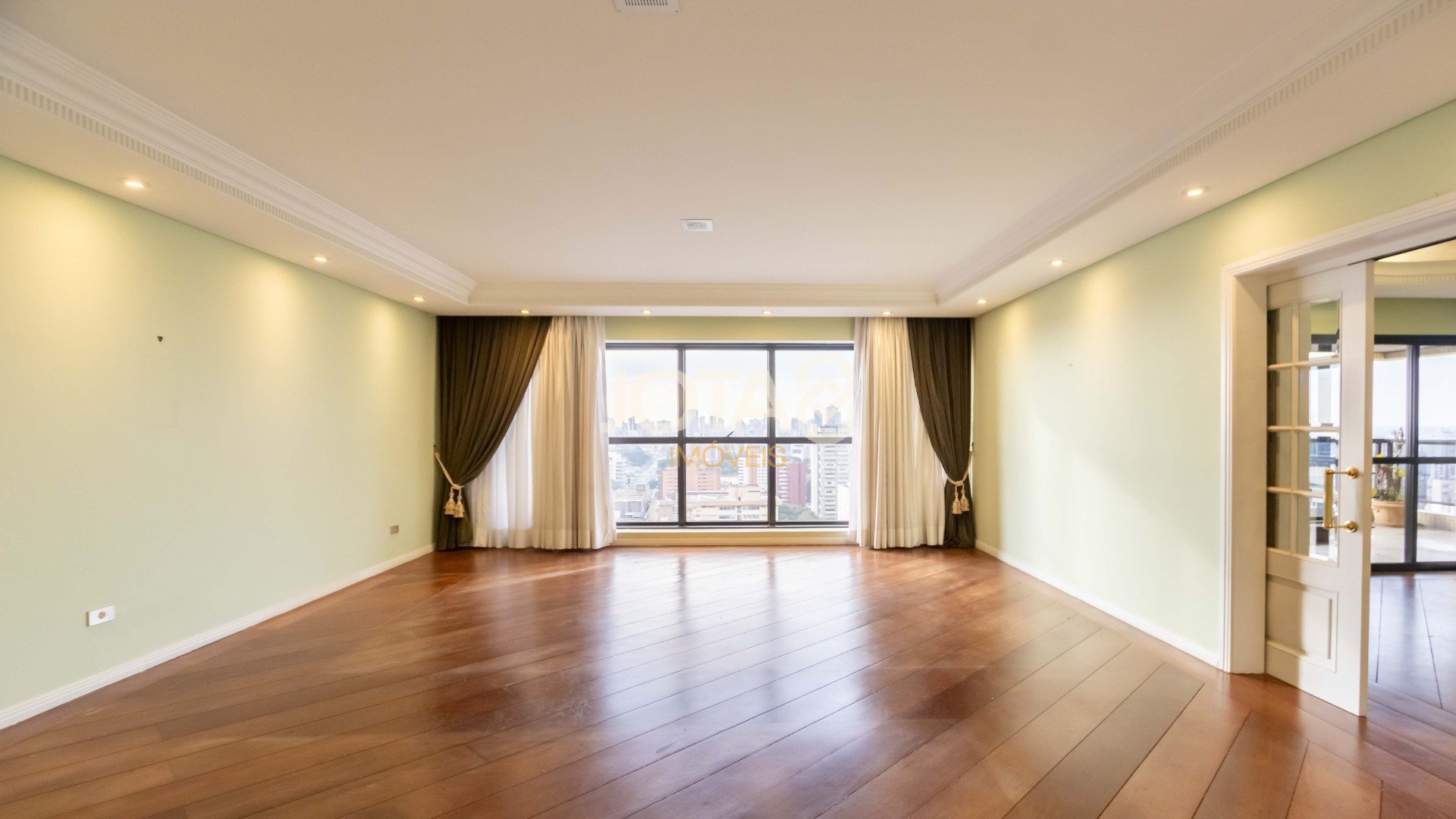 SOFISTICADO E ENSOLARADO APARTAMENTO  NO BATEL