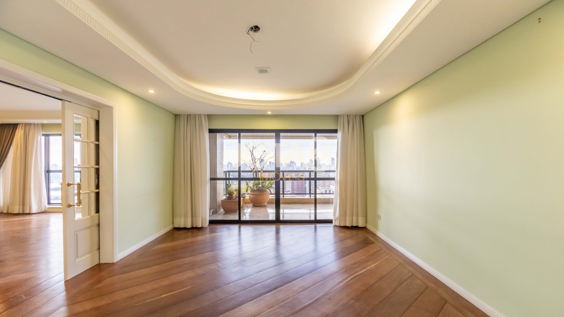 SOFISTICADO E ENSOLARADO APARTAMENTO  NO BATEL