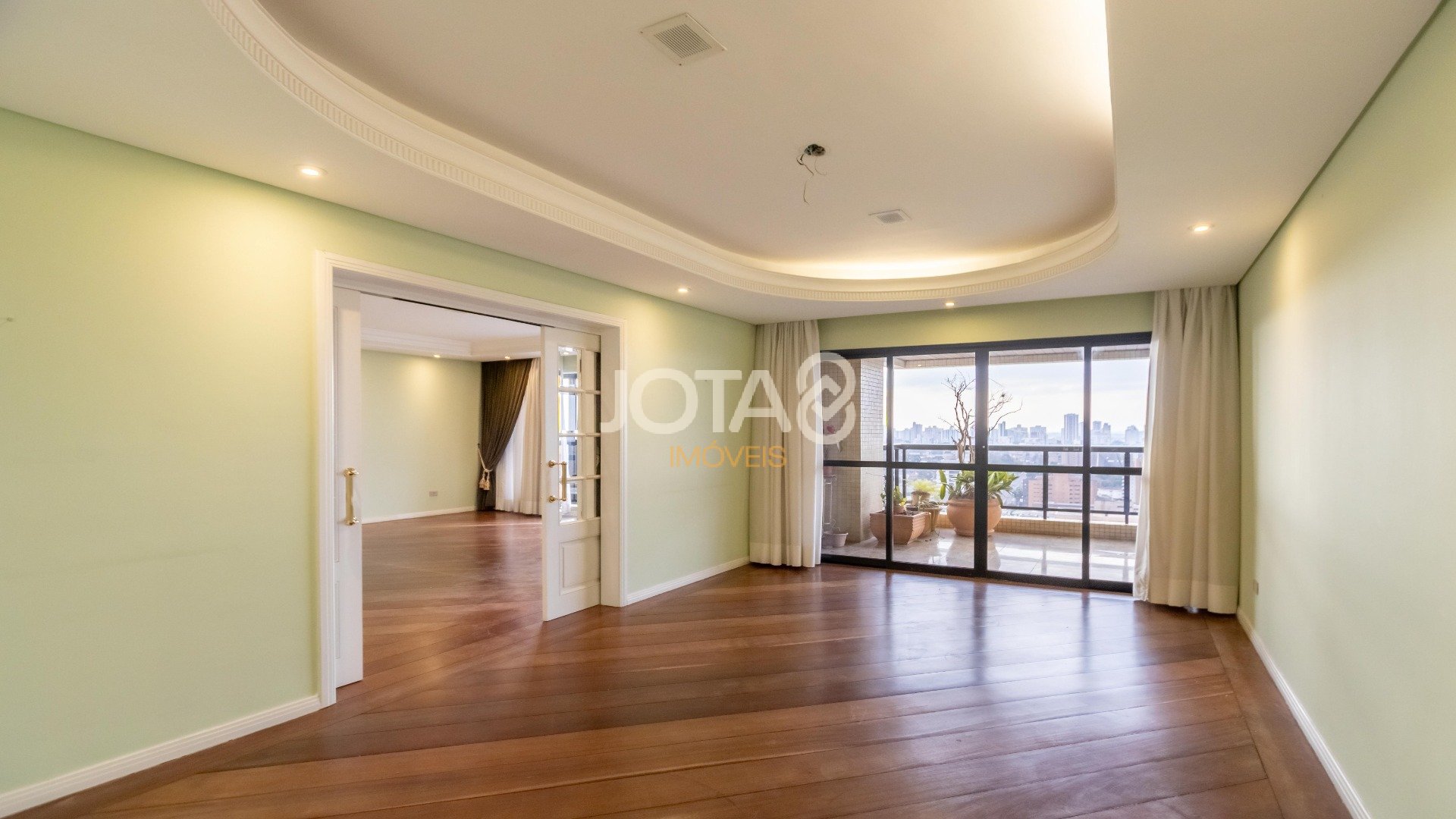 SOFISTICADO E ENSOLARADO APARTAMENTO  NO BATEL