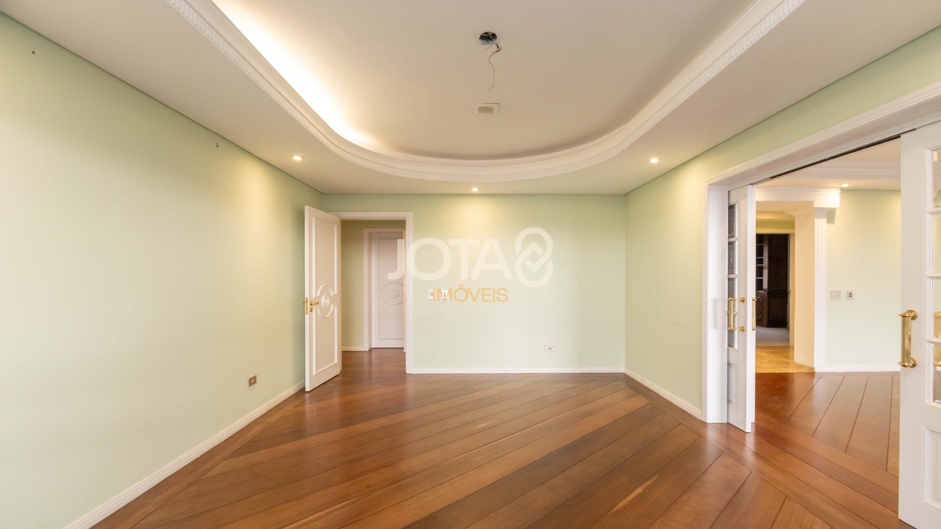 SOFISTICADO E ENSOLARADO APARTAMENTO  NO BATEL