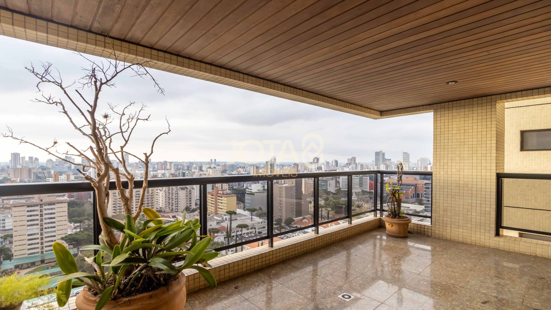 SOFISTICADO E ENSOLARADO APARTAMENTO  NO BATEL