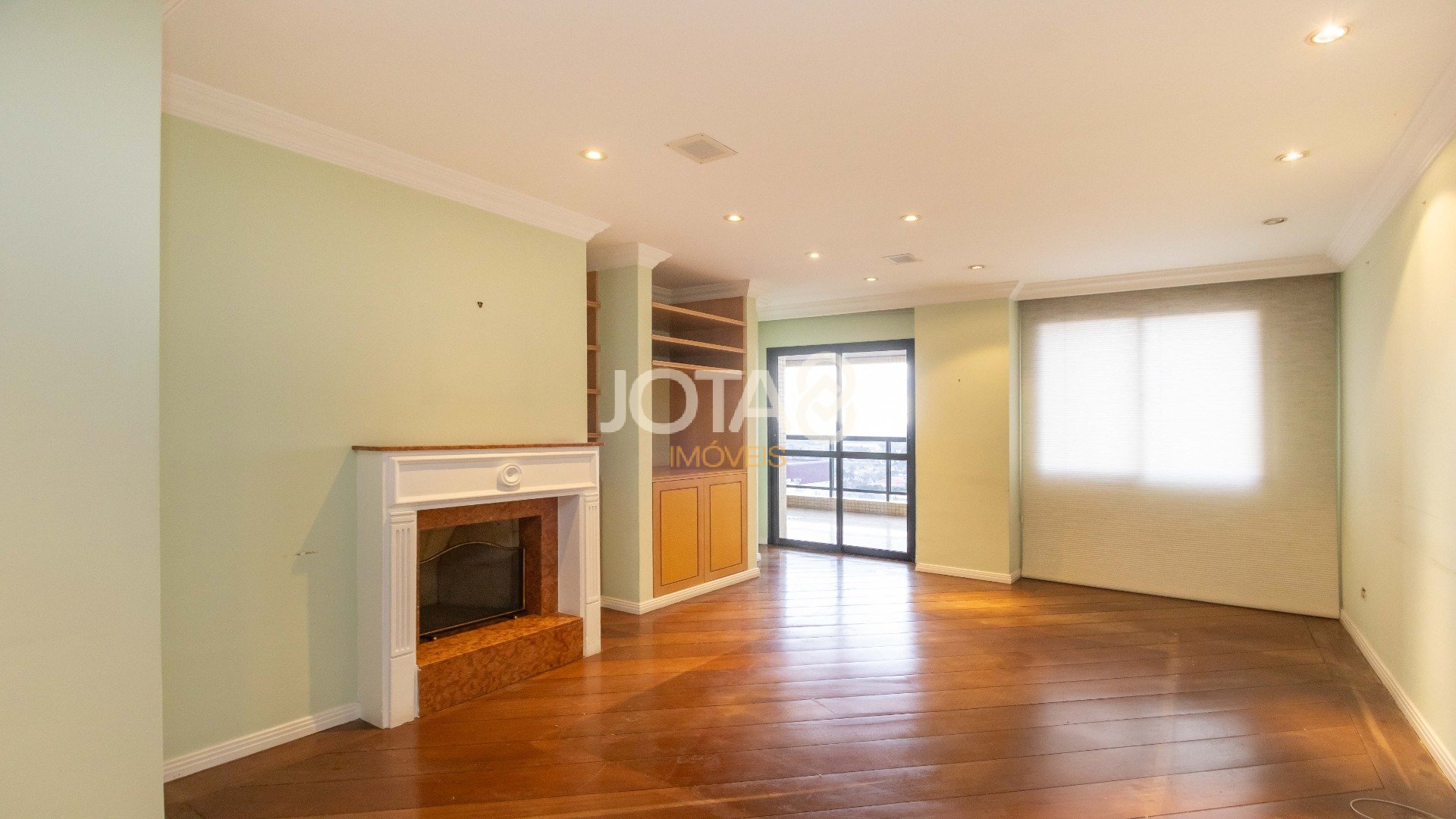 SOFISTICADO E ENSOLARADO APARTAMENTO  NO BATEL