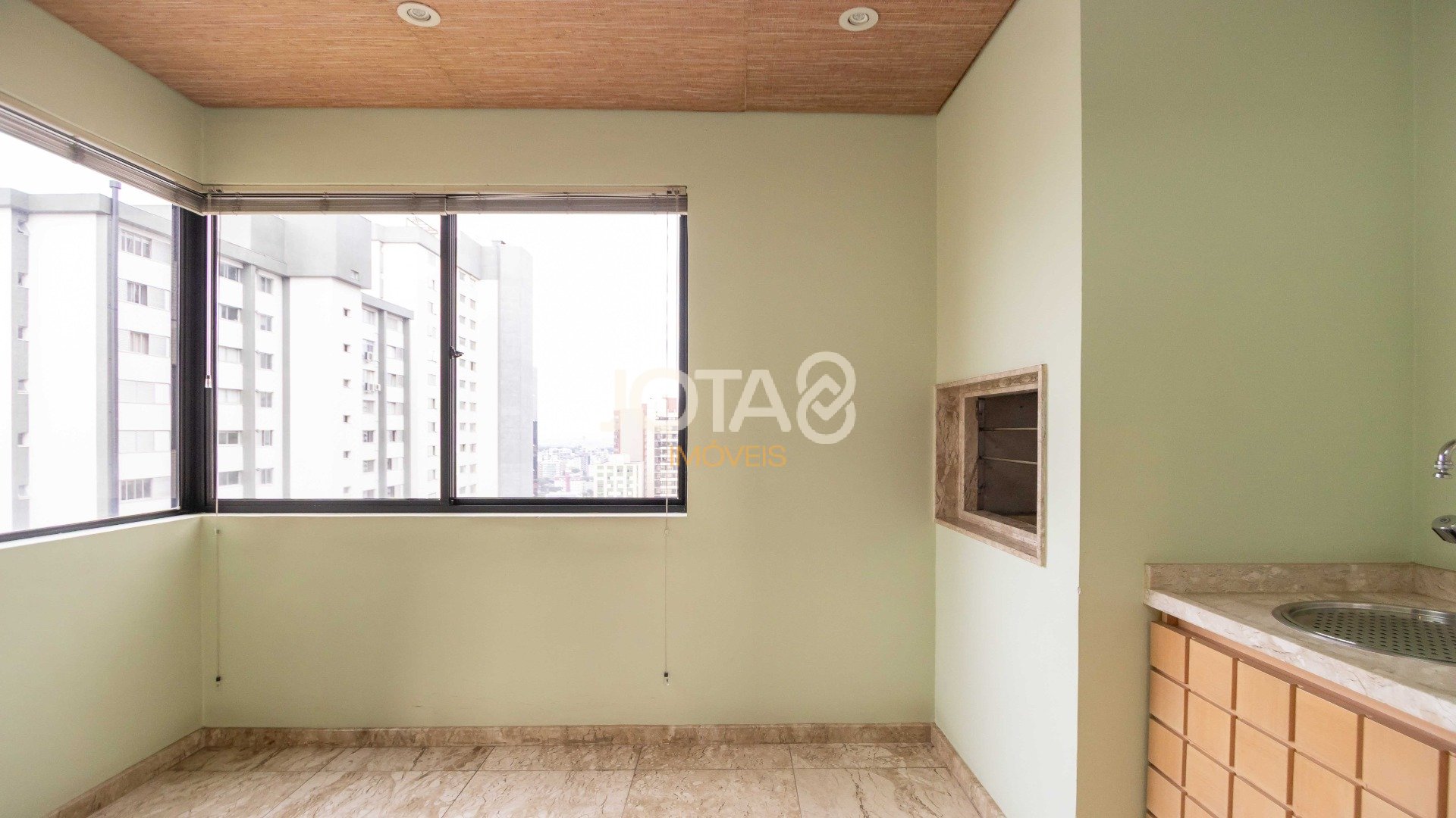 SOFISTICADO E ENSOLARADO APARTAMENTO  NO BATEL