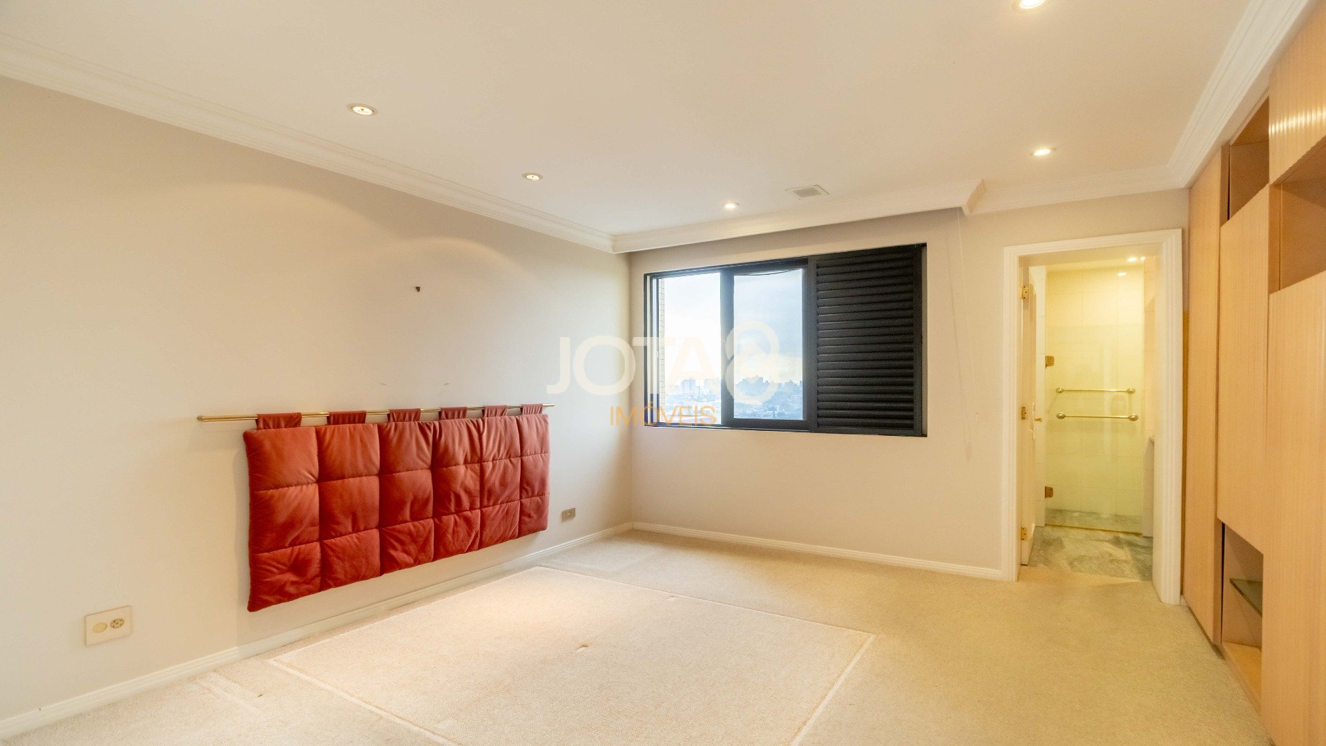 SOFISTICADO E ENSOLARADO APARTAMENTO  NO BATEL