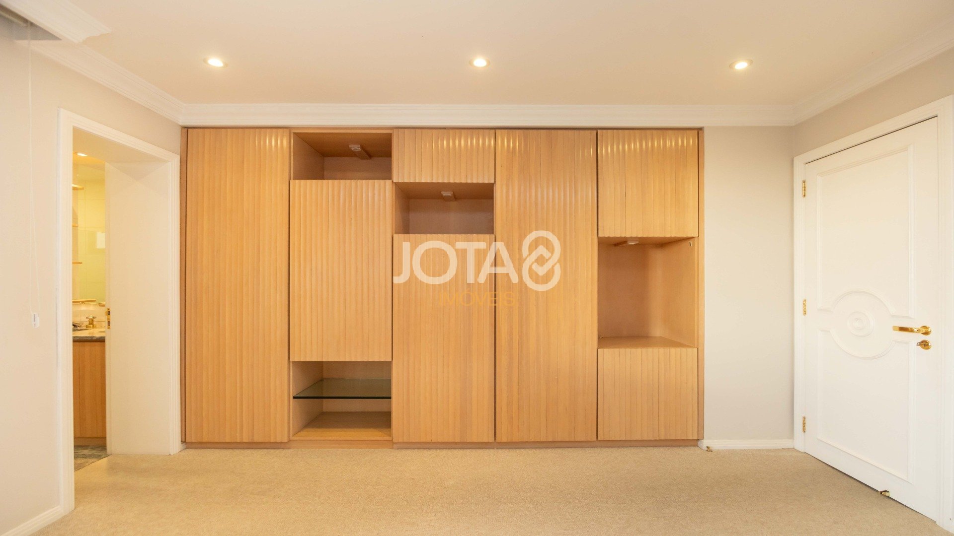 SOFISTICADO E ENSOLARADO APARTAMENTO  NO BATEL