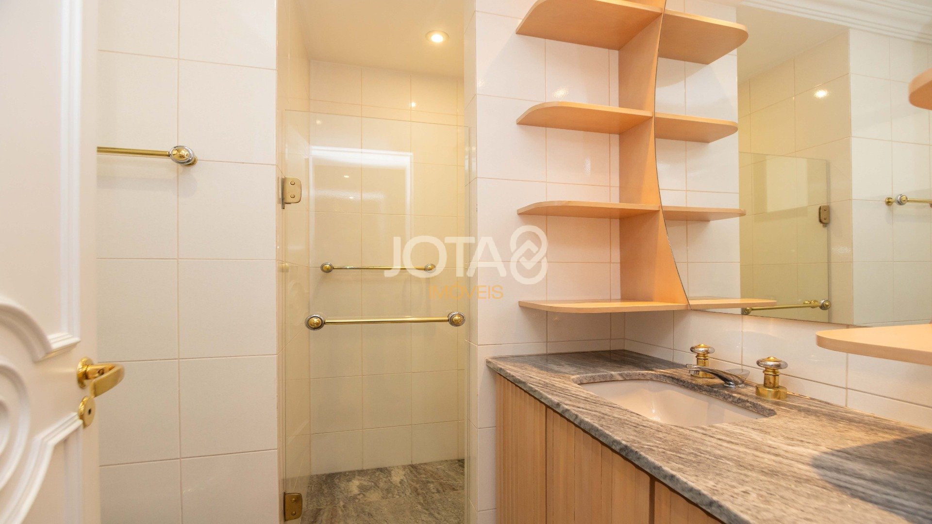 SOFISTICADO E ENSOLARADO APARTAMENTO  NO BATEL