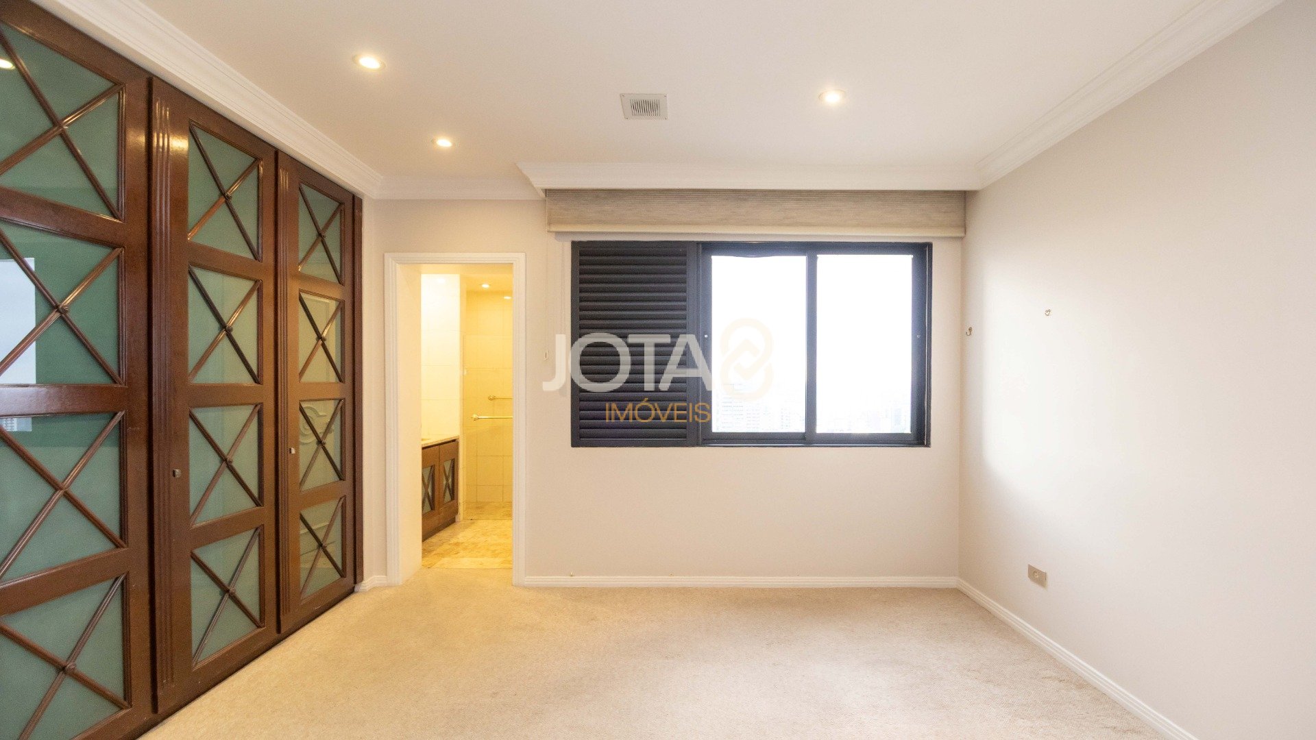 SOFISTICADO E ENSOLARADO APARTAMENTO  NO BATEL