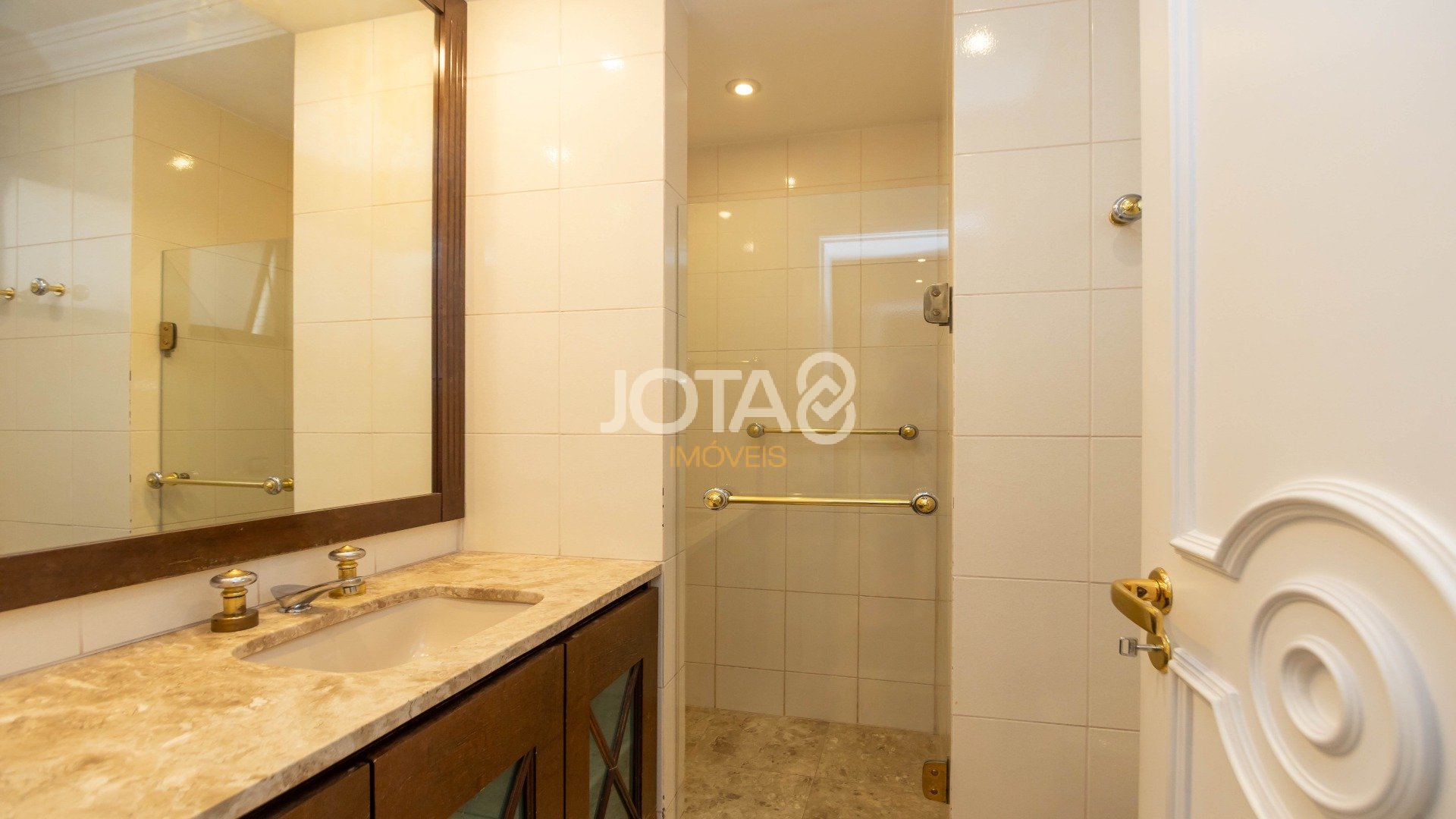 SOFISTICADO E ENSOLARADO APARTAMENTO  NO BATEL