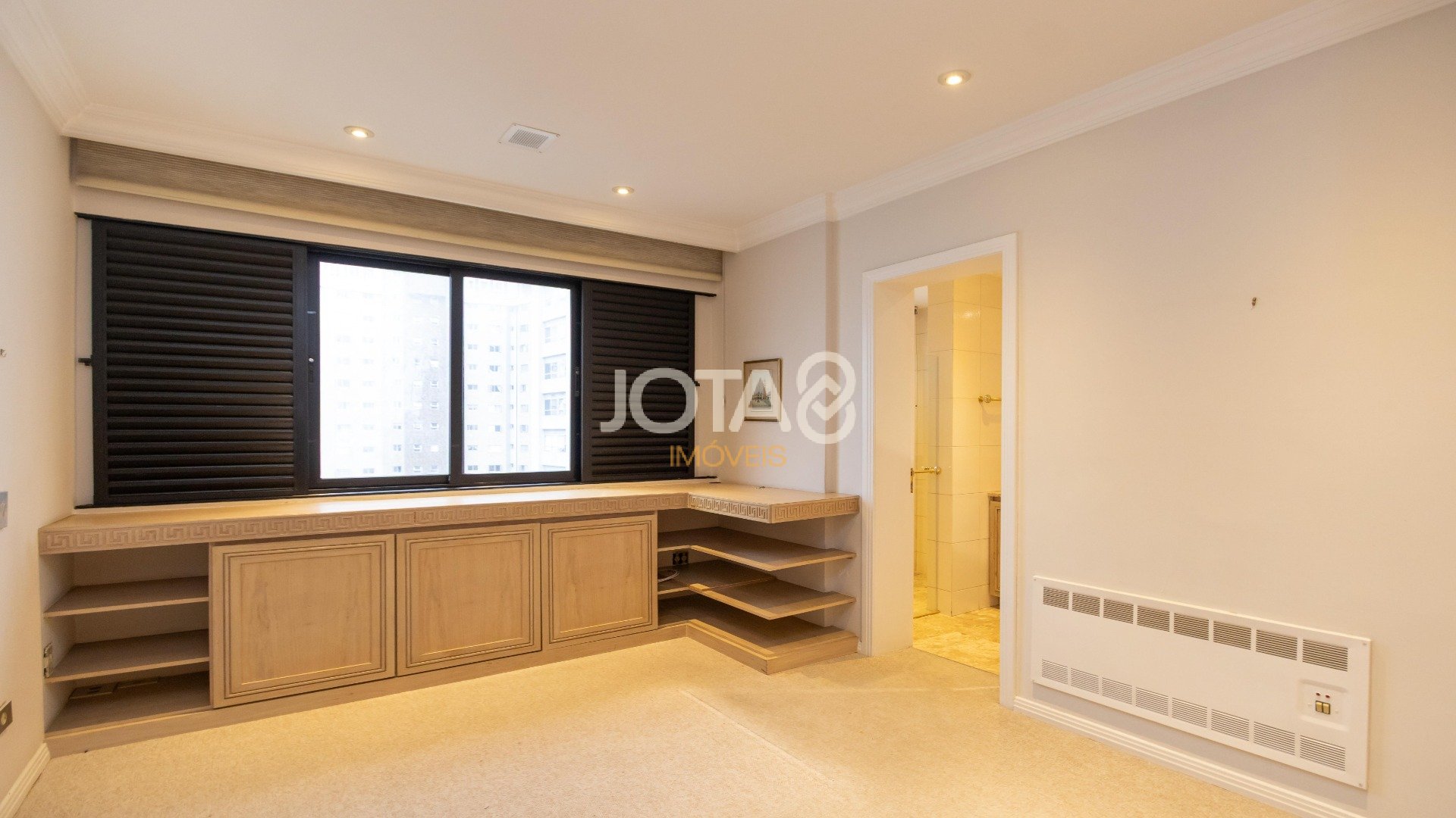 SOFISTICADO E ENSOLARADO APARTAMENTO  NO BATEL