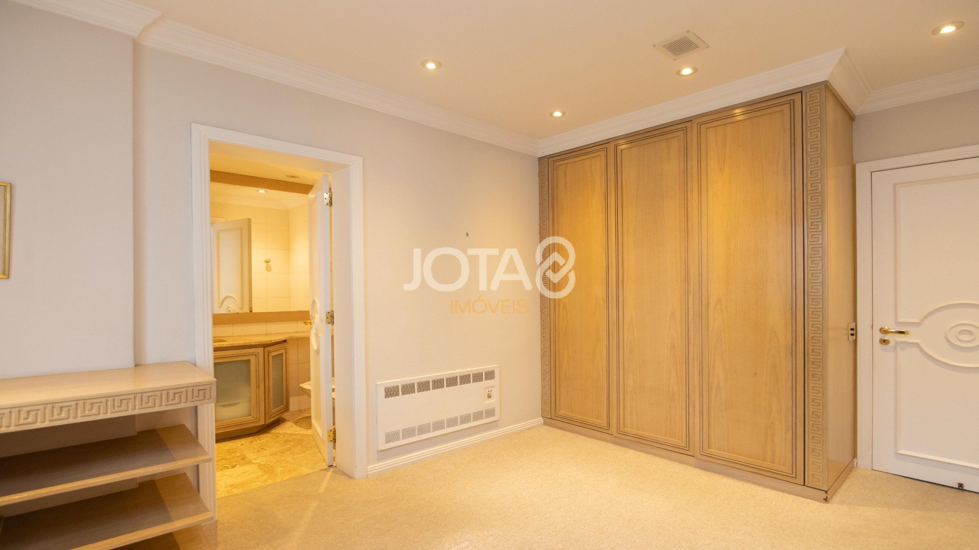 SOFISTICADO E ENSOLARADO APARTAMENTO  NO BATEL