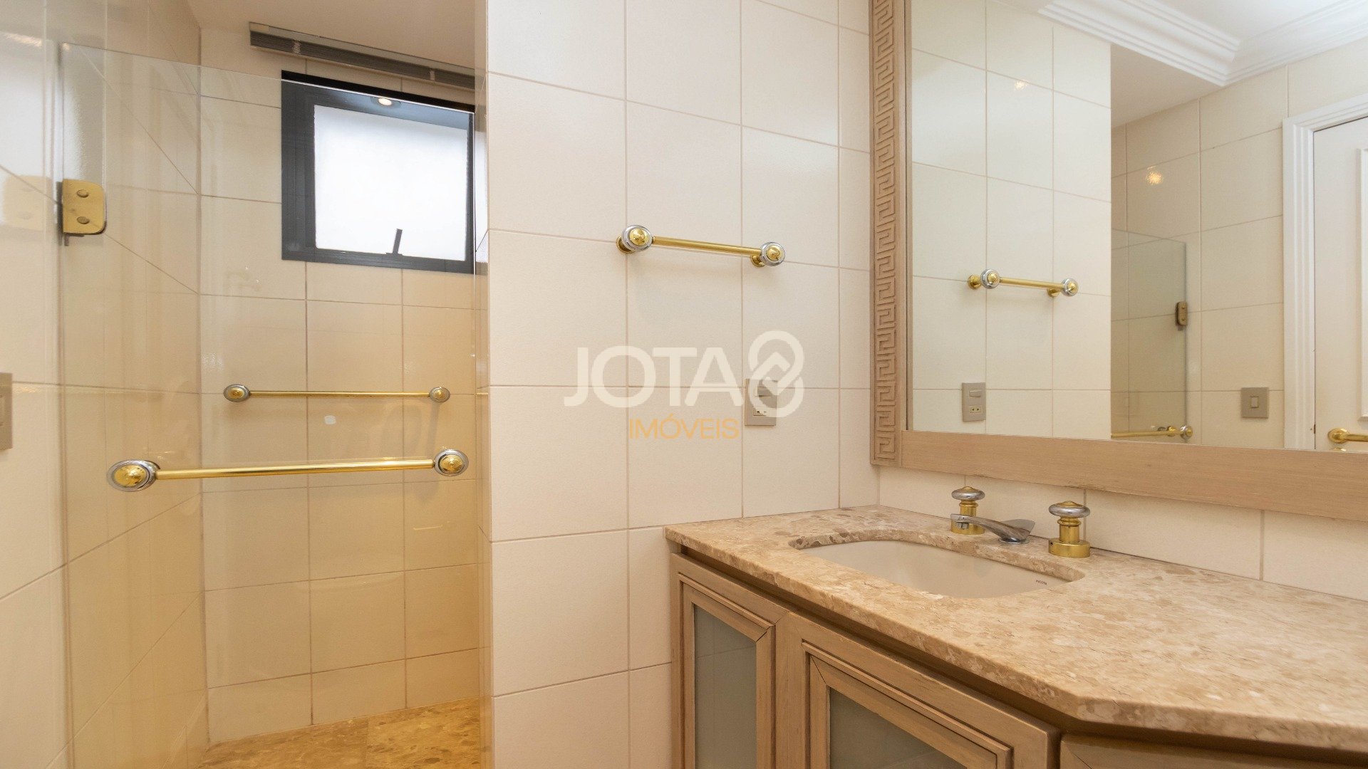 SOFISTICADO E ENSOLARADO APARTAMENTO  NO BATEL