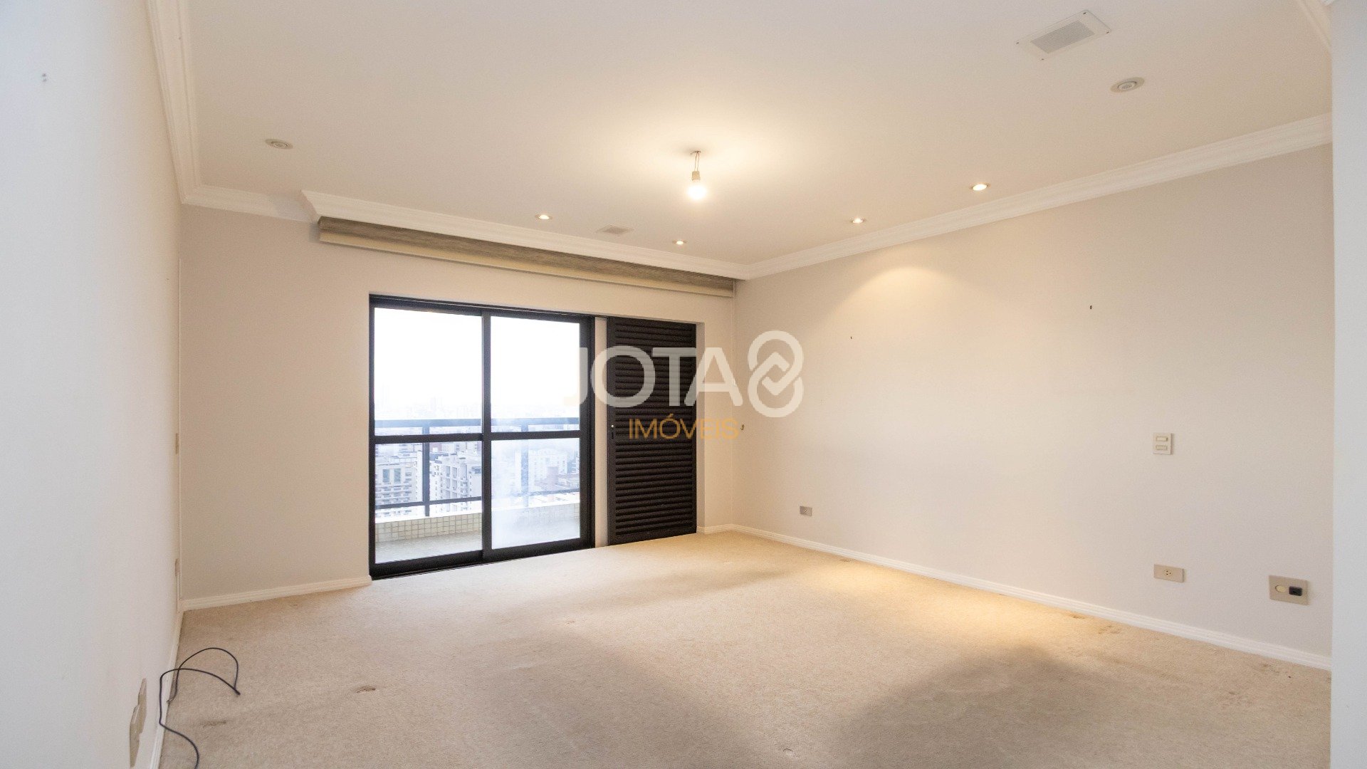 SOFISTICADO E ENSOLARADO APARTAMENTO  NO BATEL