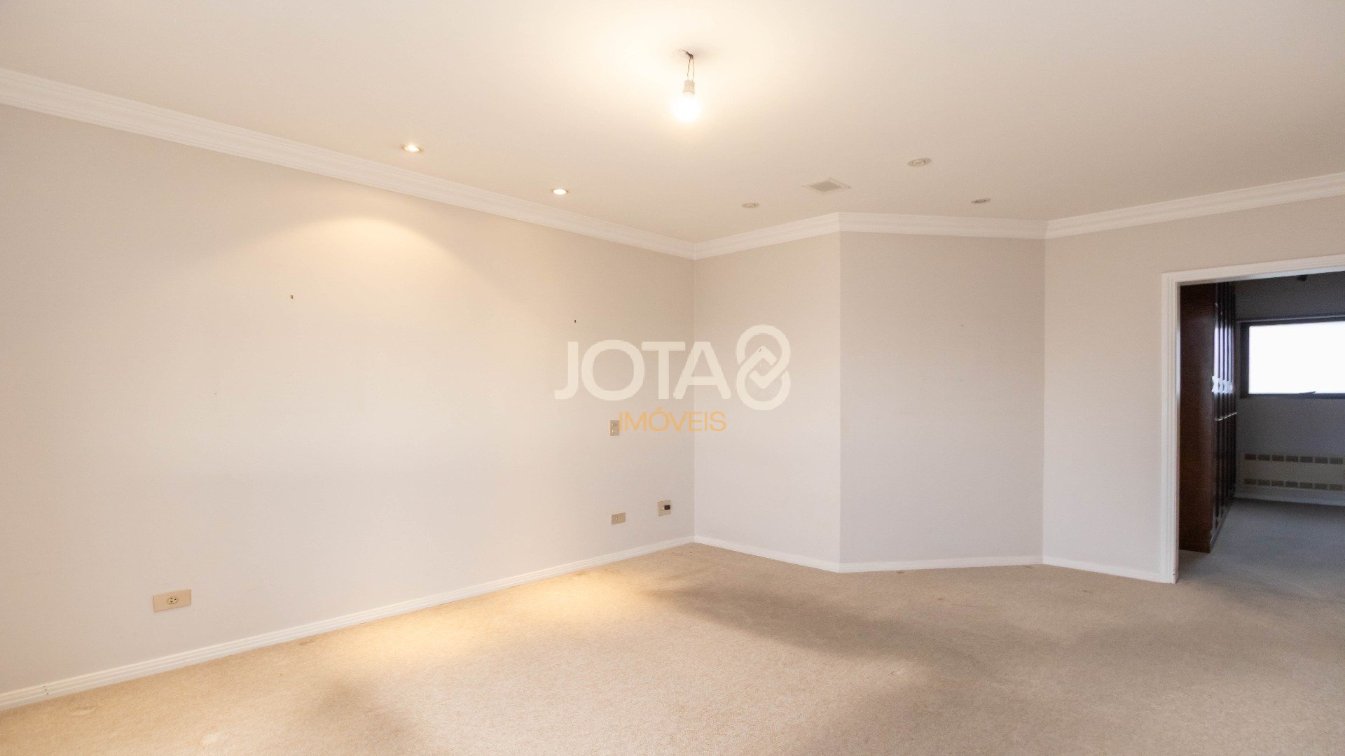 SOFISTICADO E ENSOLARADO APARTAMENTO  NO BATEL