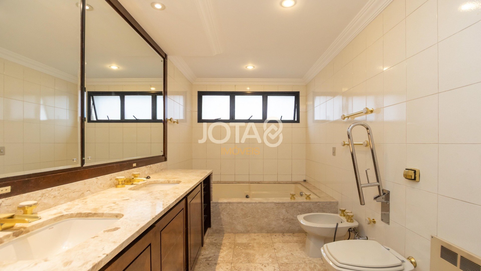 SOFISTICADO E ENSOLARADO APARTAMENTO  NO BATEL