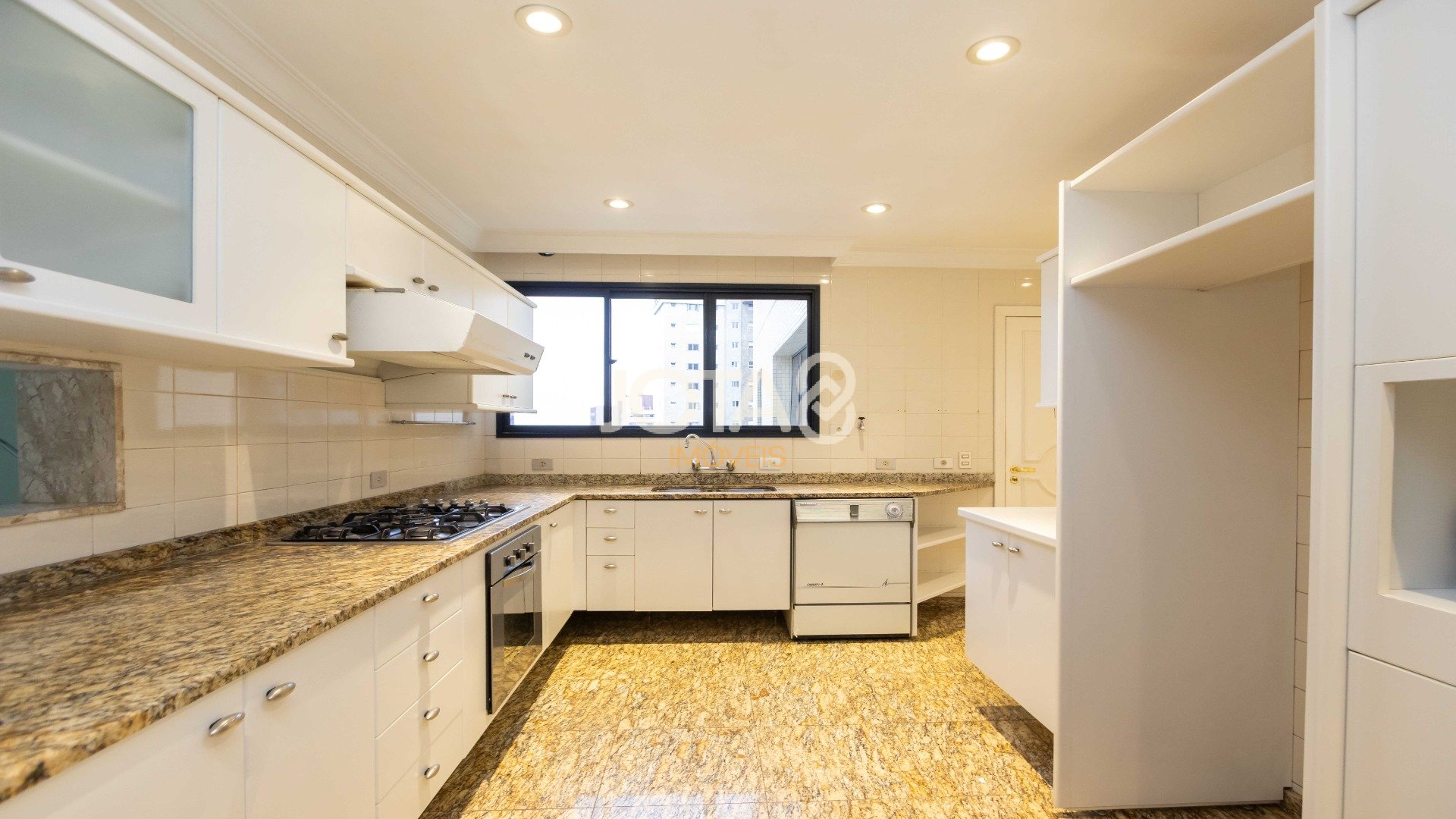 SOFISTICADO E ENSOLARADO APARTAMENTO  NO BATEL