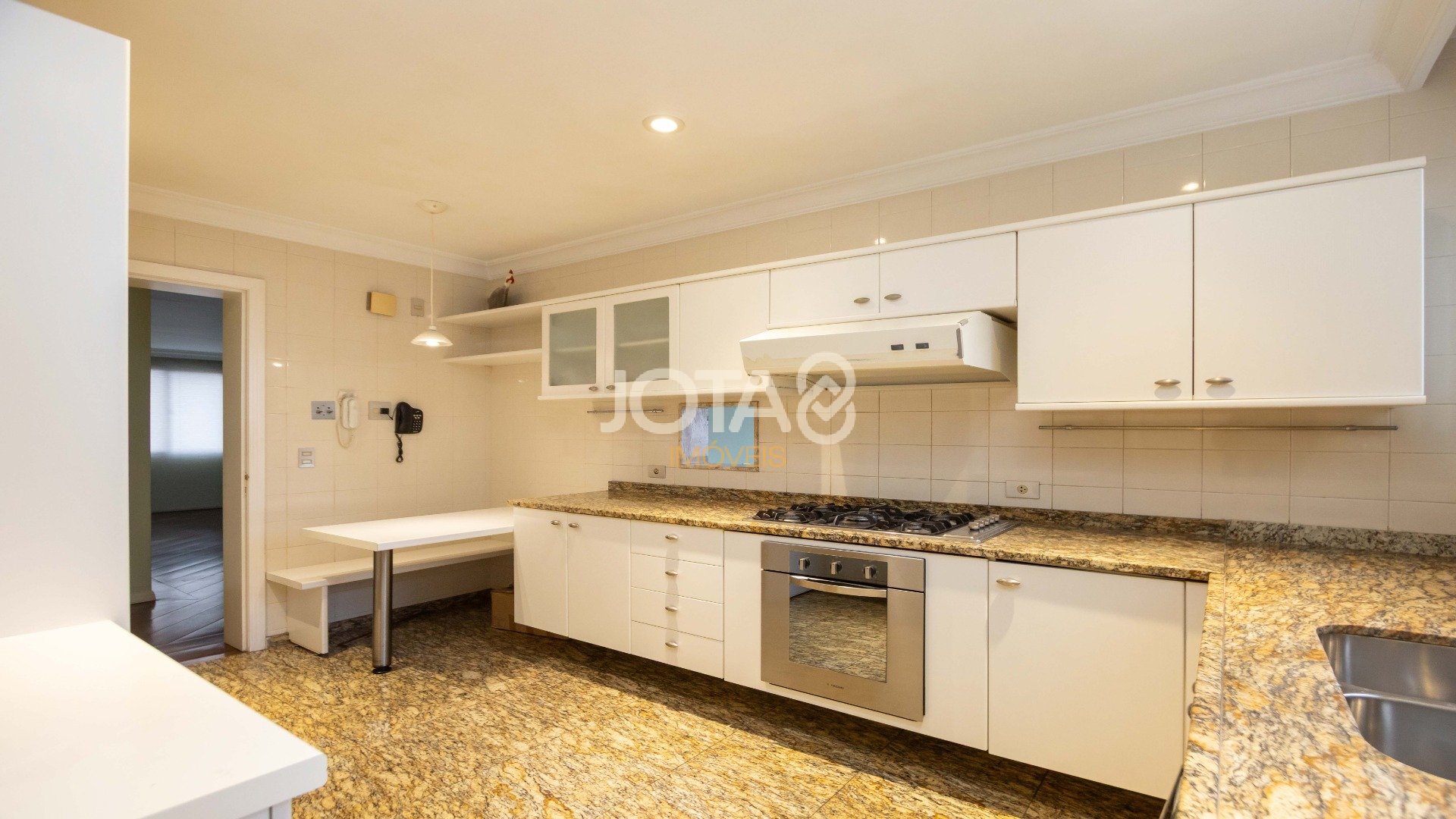 SOFISTICADO E ENSOLARADO APARTAMENTO  NO BATEL