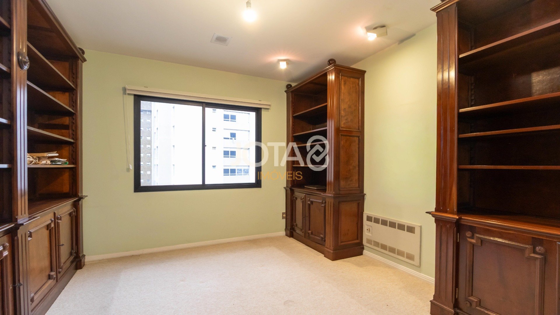 SOFISTICADO E ENSOLARADO APARTAMENTO  NO BATEL